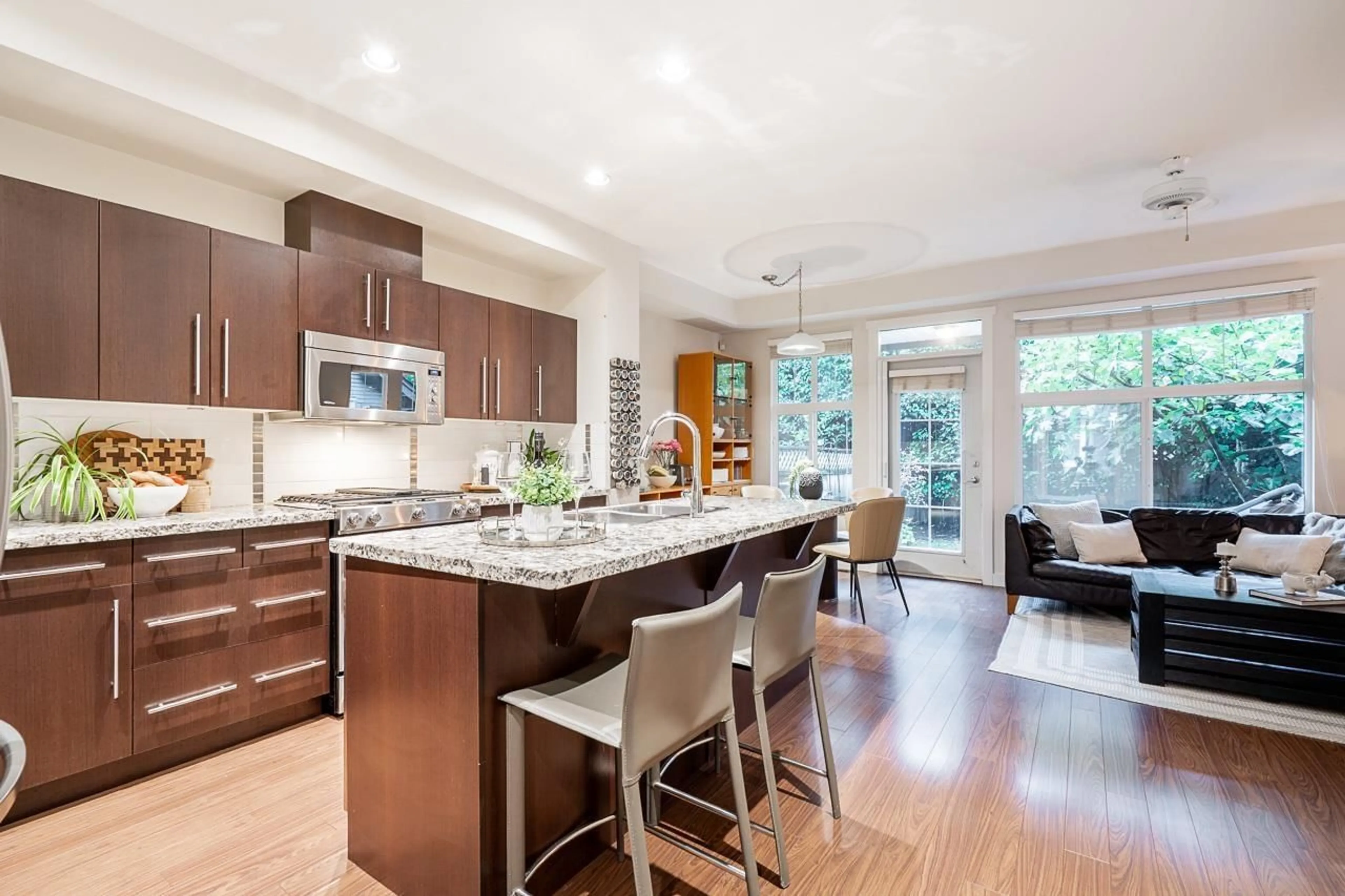 Open concept kitchen, unknown for 9 - 18199 70, Surrey British Columbia V3S2N9
