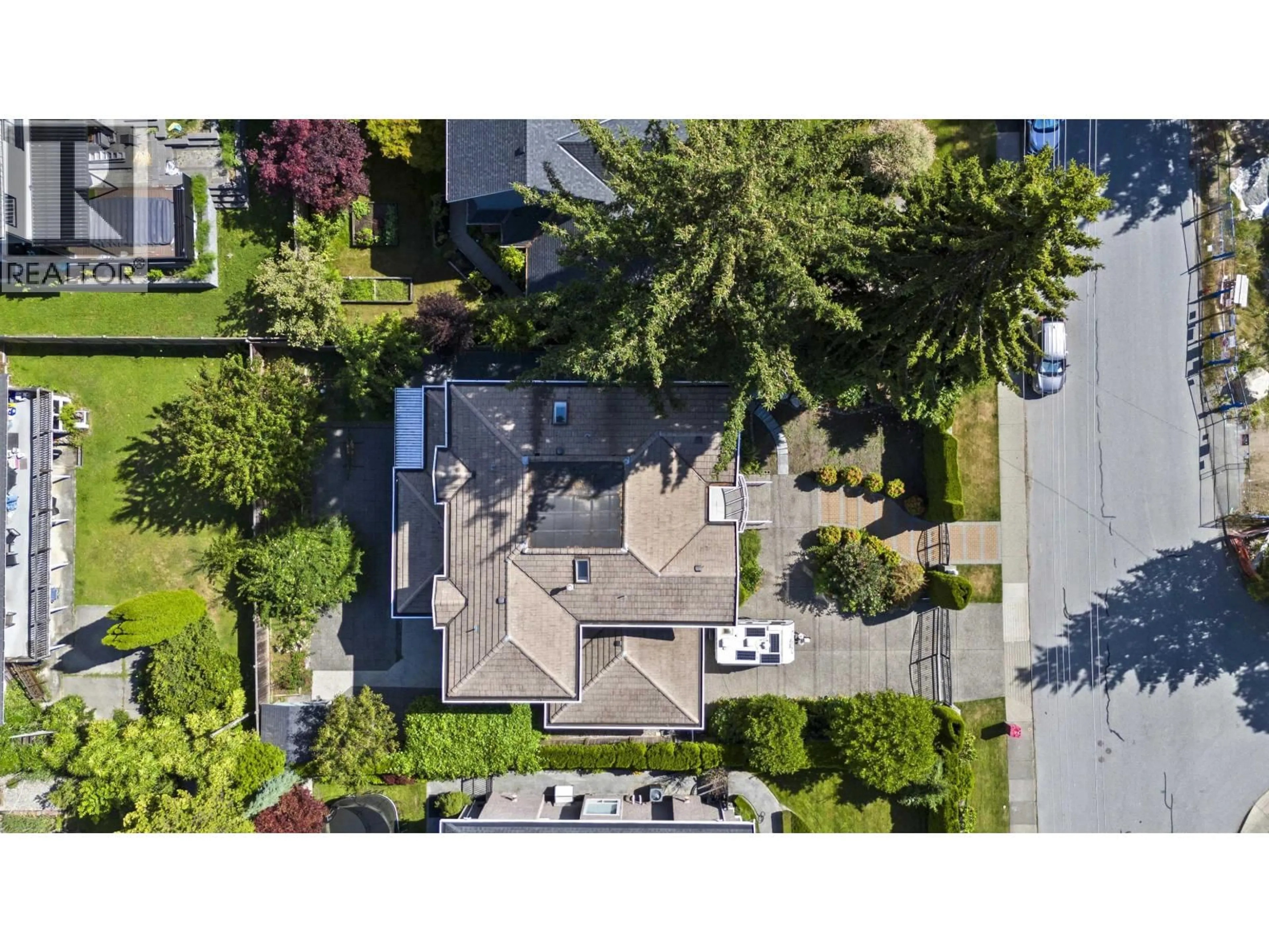A pic from outside/outdoor area/front of a property/back of a property/a pic from drone, street for 3550 PHILLIPS AVENUE, Burnaby British Columbia V5A2W7