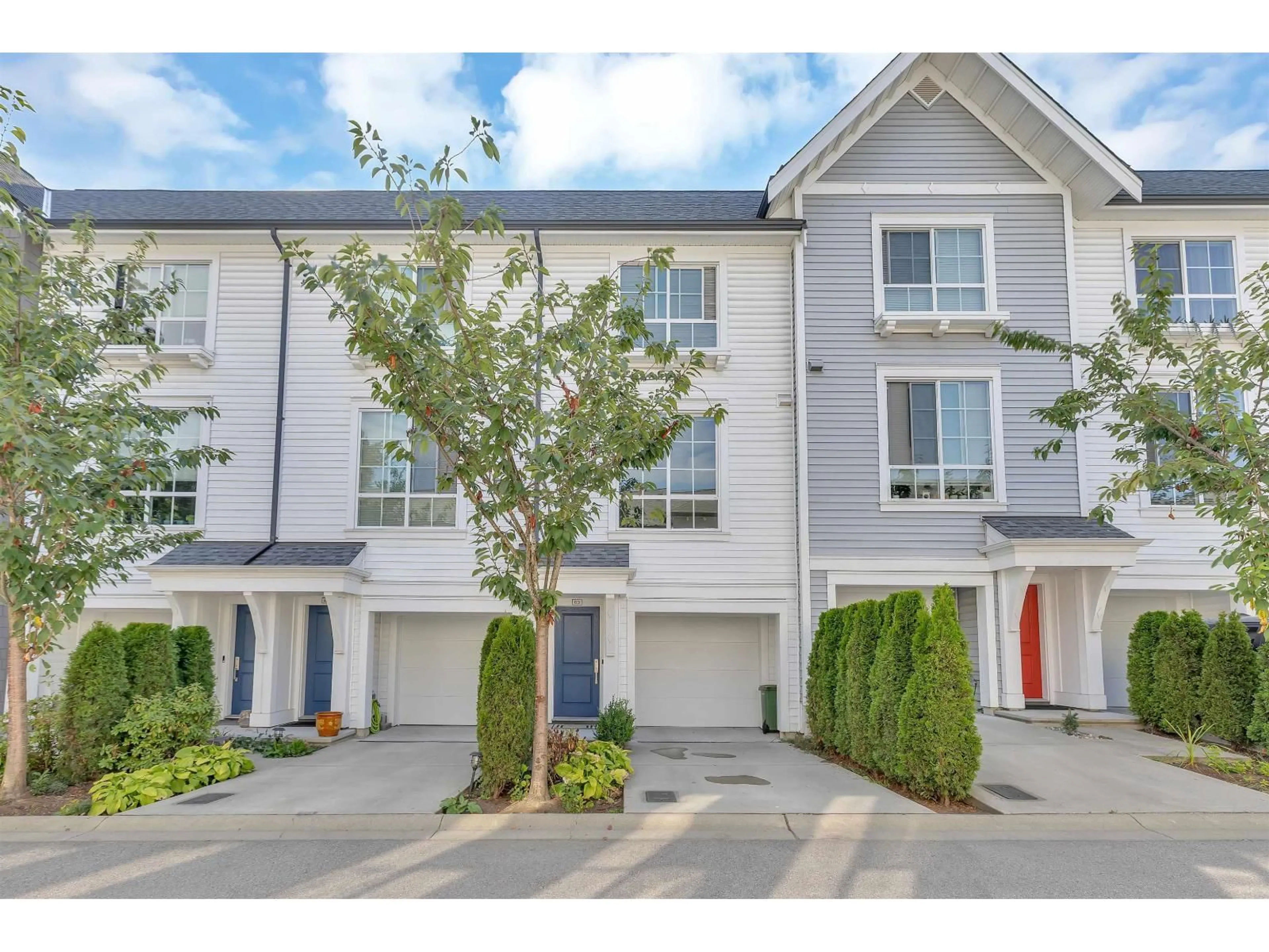 Home with vinyl exterior material, street for 63 - 2838 LIVINGSTONE, Abbotsford British Columbia V2T0J1