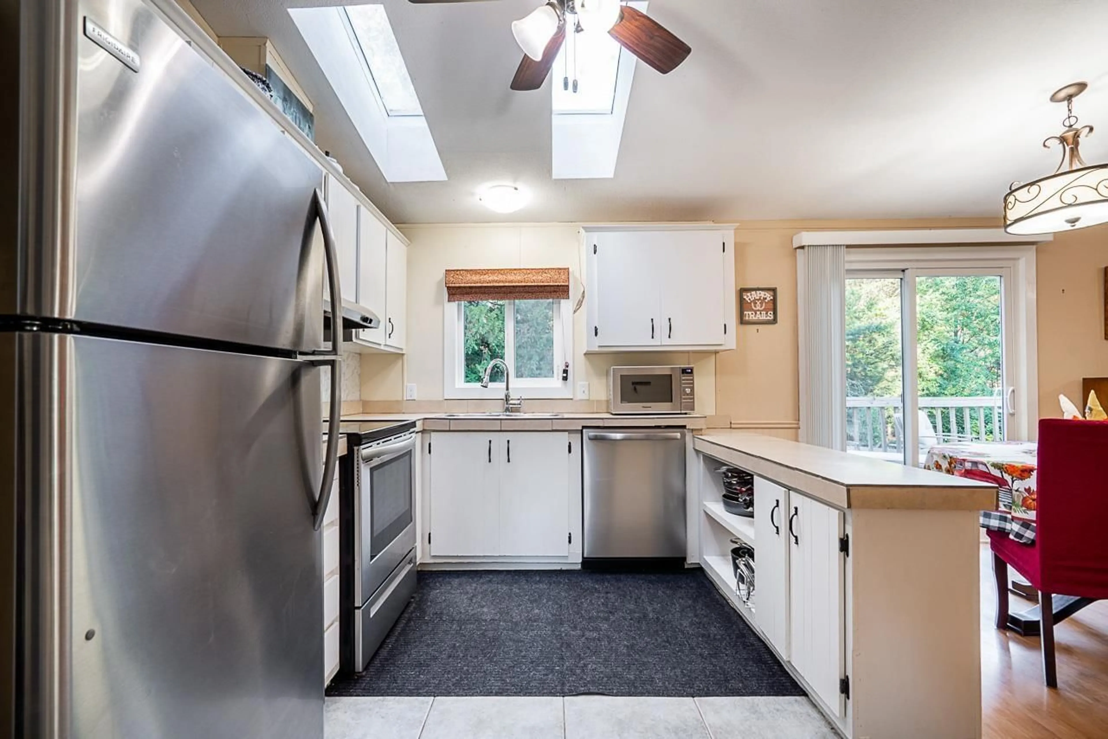 Standard kitchen, ceramic/tile floor for 43699 OHMAN, Mission British Columbia V0M1N0