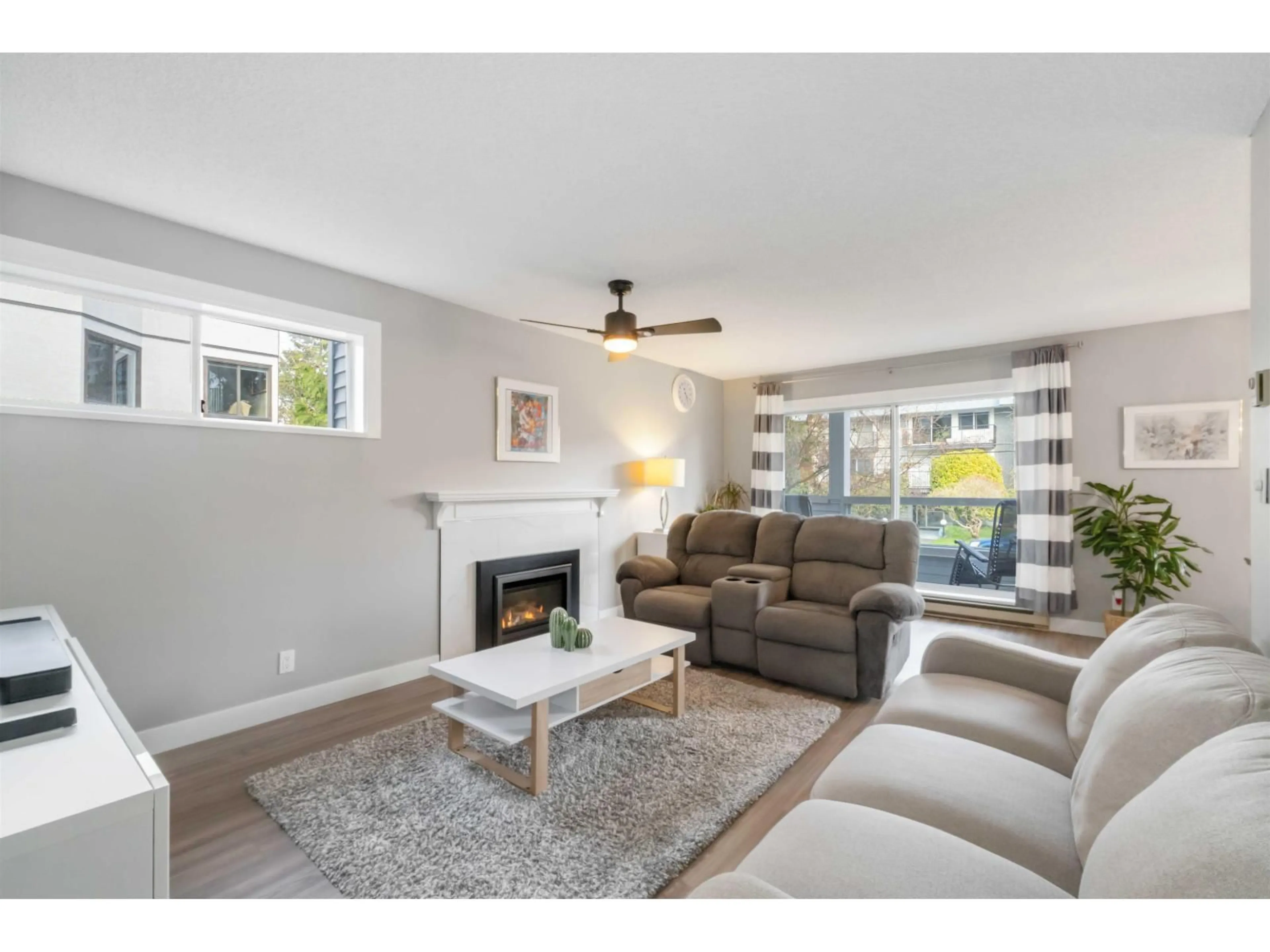 Living room with furniture, wood/laminate floor for 205 - 1473 BLACKWOOD, White Rock British Columbia V4B3V6