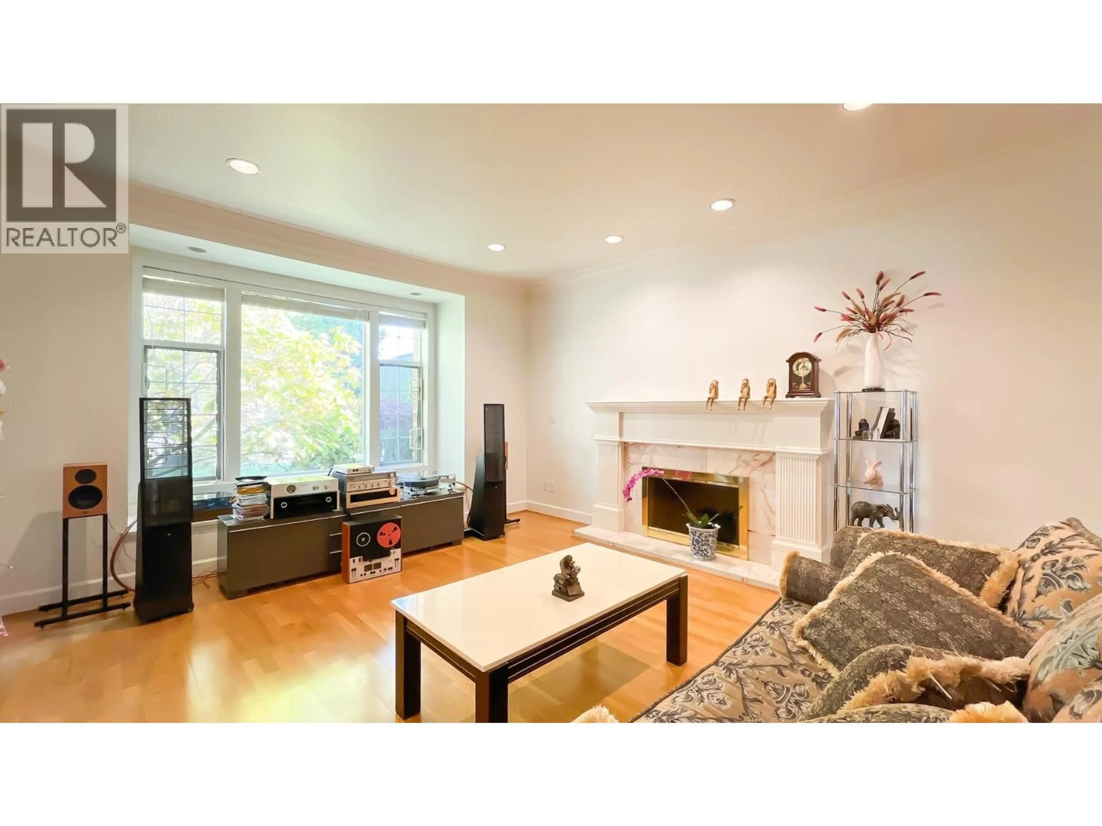 Living room with furniture, wood/laminate floor for 5605 DEWDNEY COURT, Richmond British Columbia V7C5M6