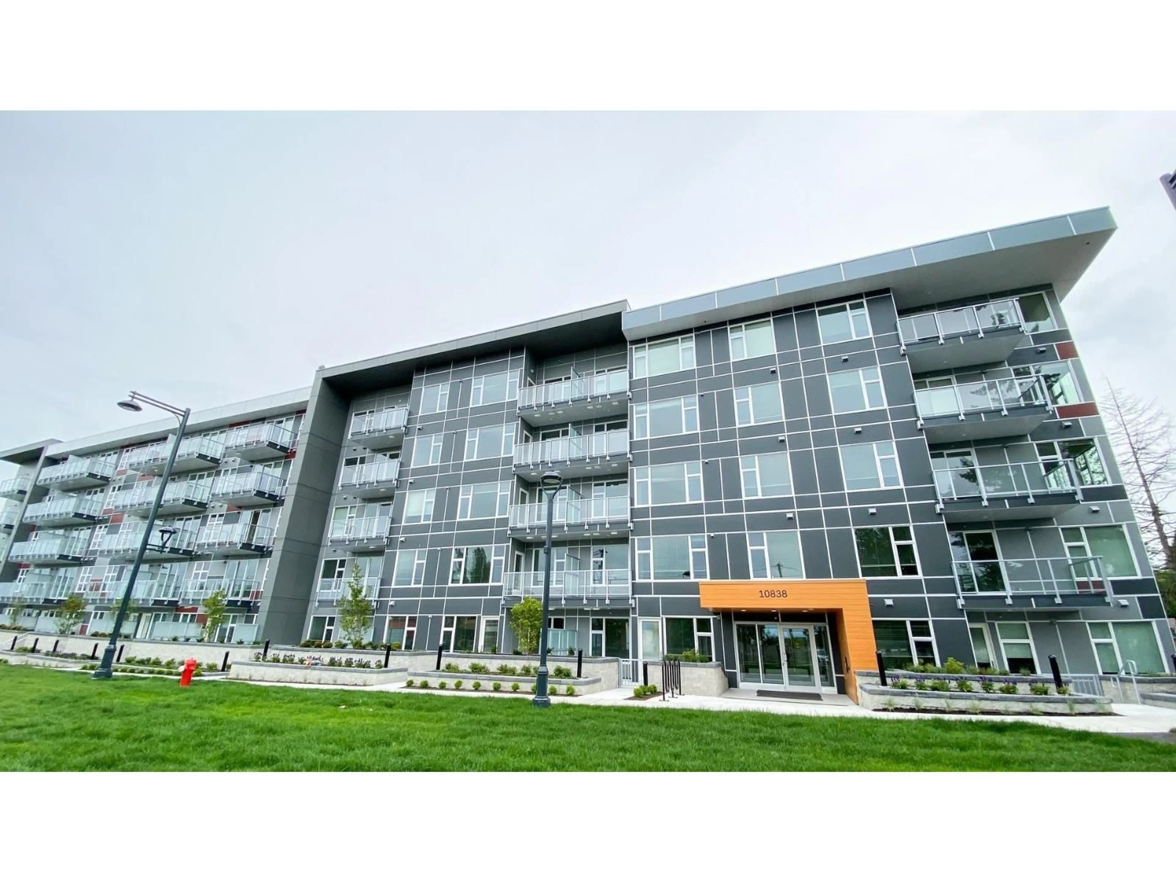 Indoor foyer for 516 - 10838 WHALLEY, Surrey British Columbia V3R0G8