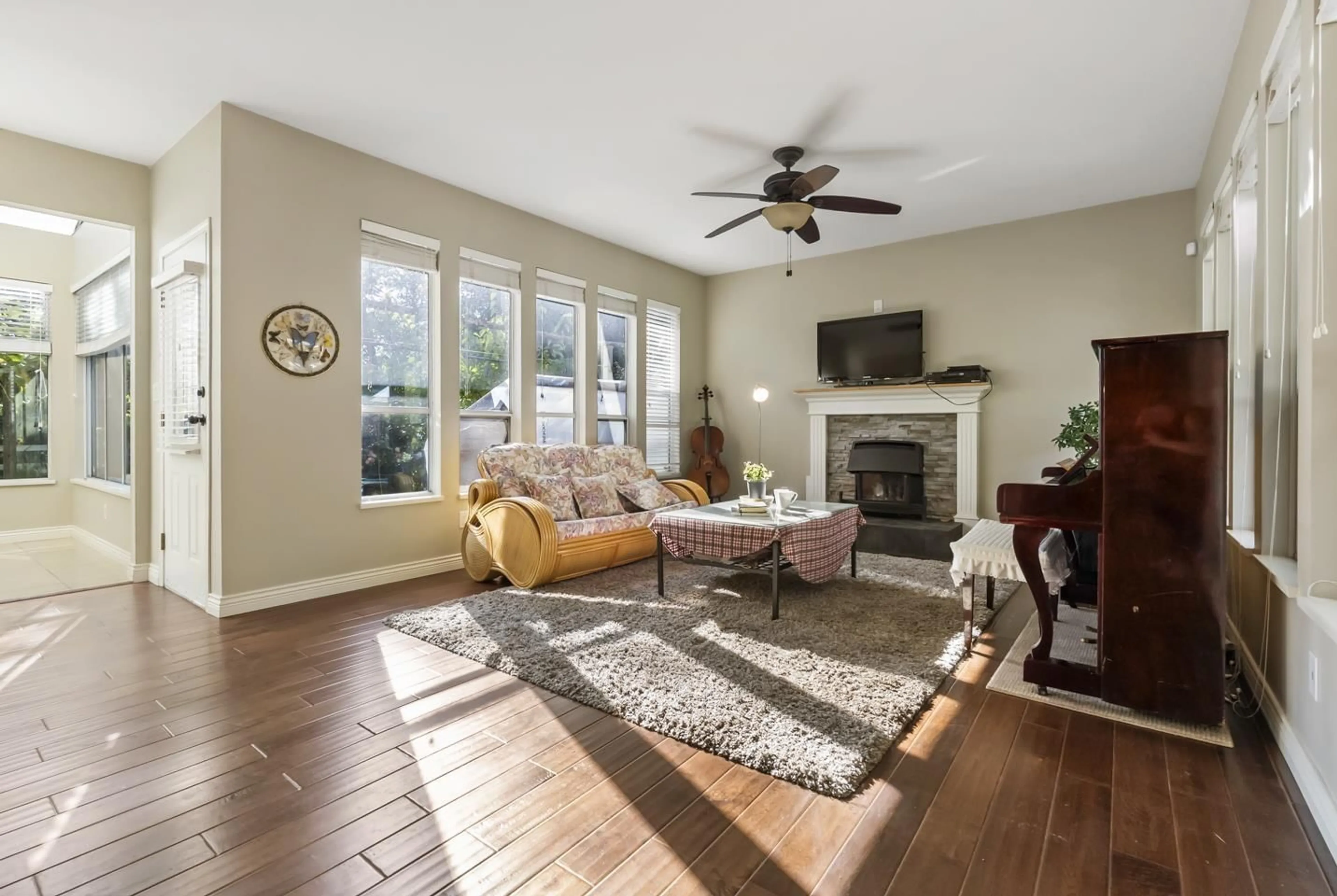 Living room with furniture, unknown for 4615 232, Langley British Columbia V2Z2S1