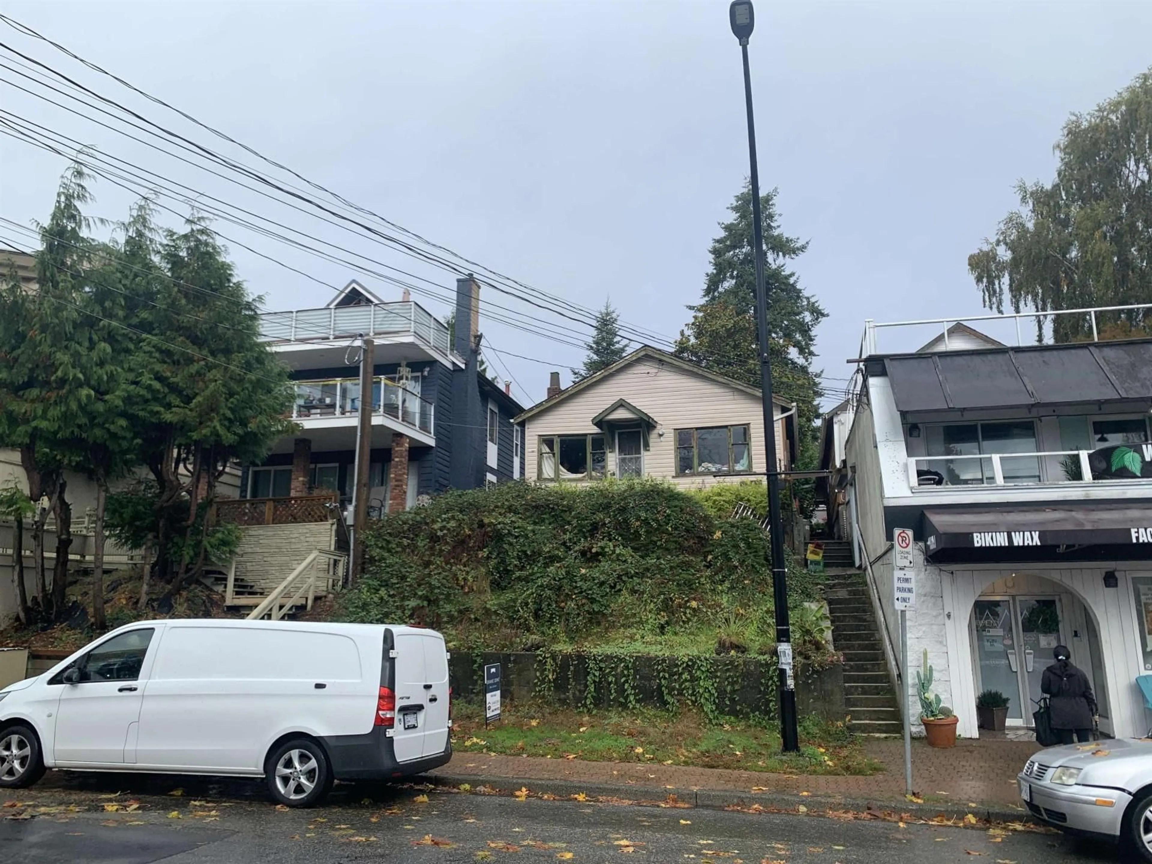 A pic from outside/outdoor area/front of a property/back of a property/a pic from drone, street for 15671 MARINE, White Rock British Columbia V4B1E3