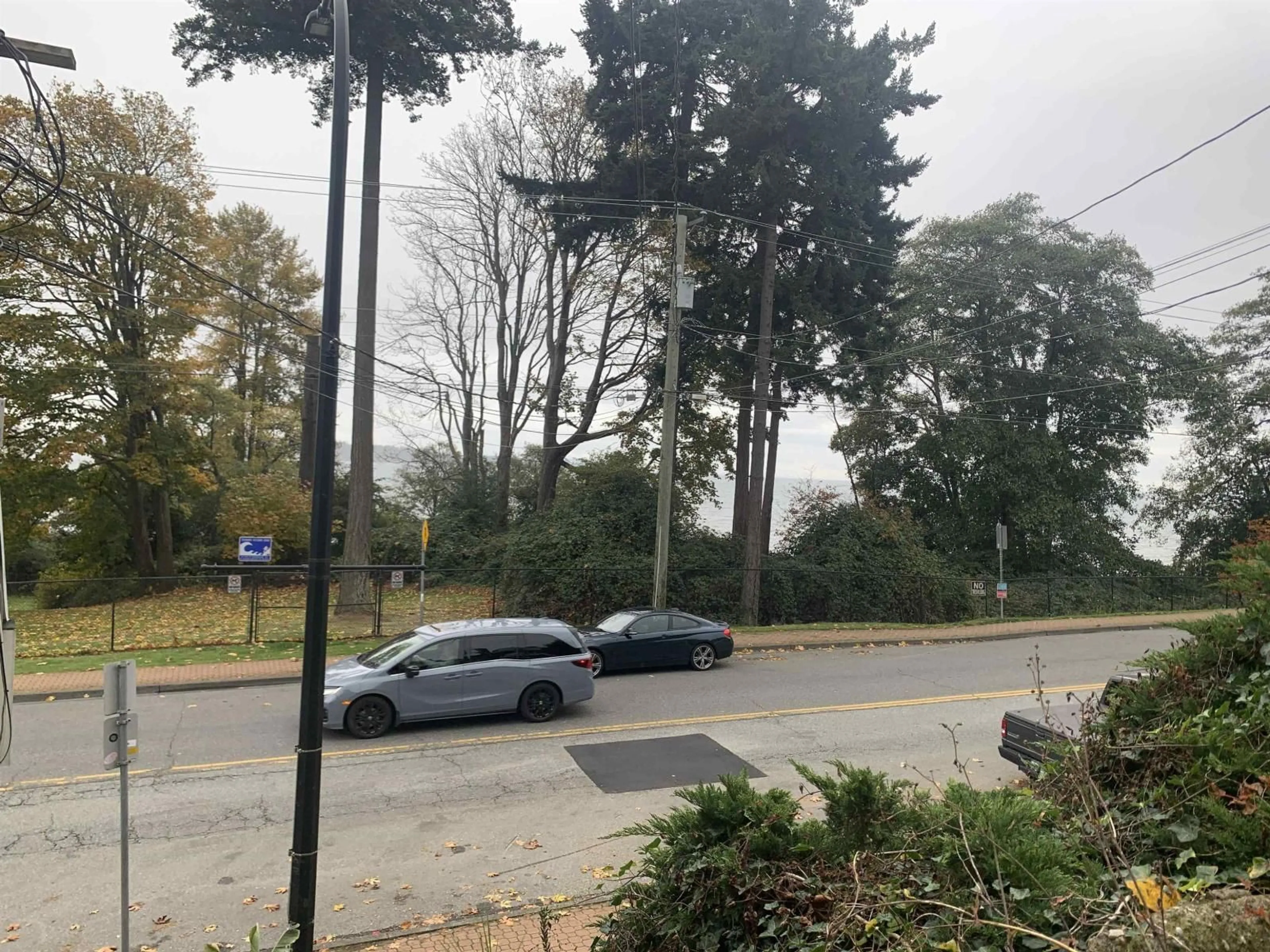 Parking for 15671 MARINE, White Rock British Columbia V4B1E3
