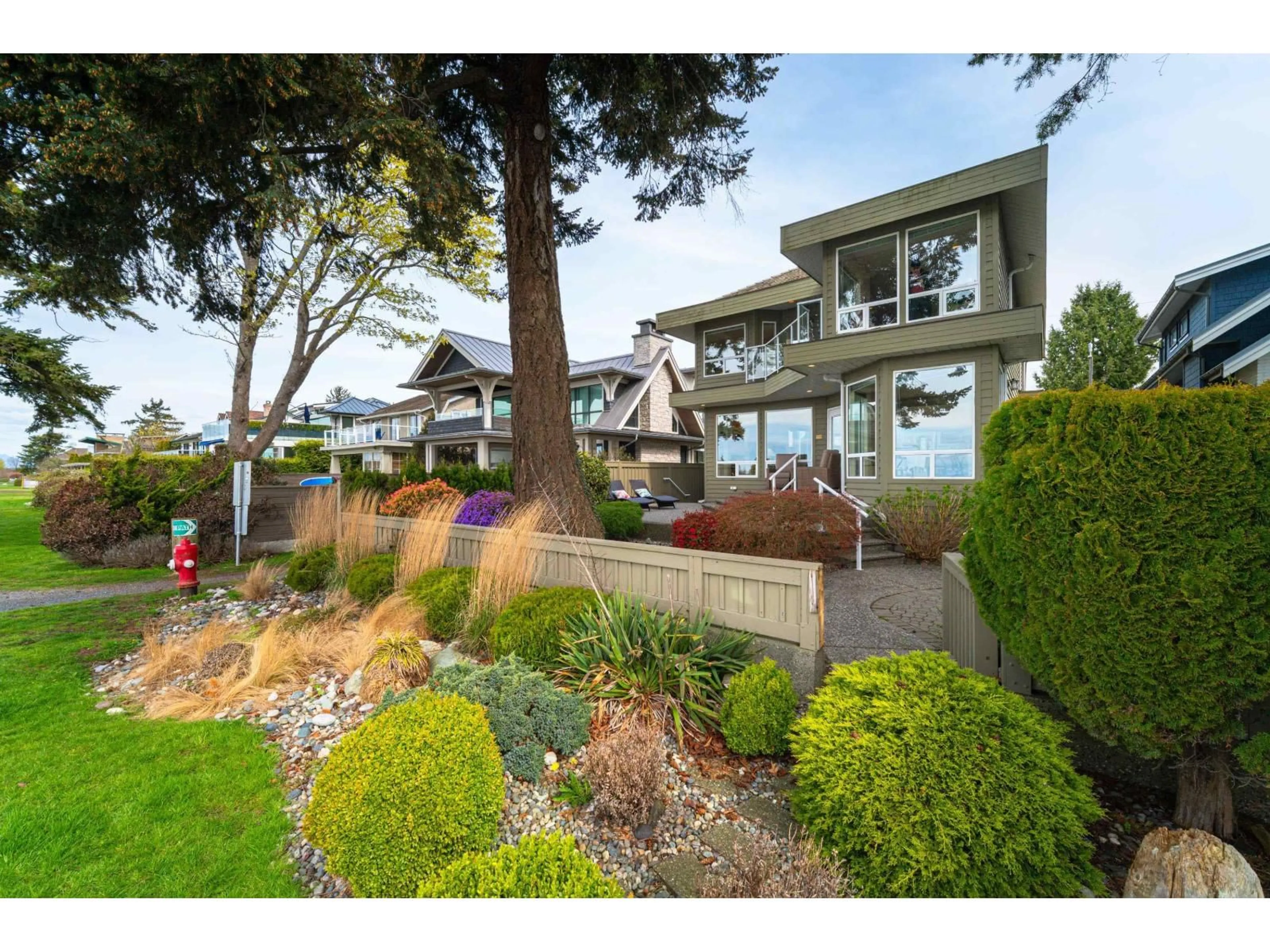 A pic from outside/outdoor area/front of a property/back of a property/a pic from drone, unknown for 2810 O'HARA, Surrey British Columbia V4A3E4