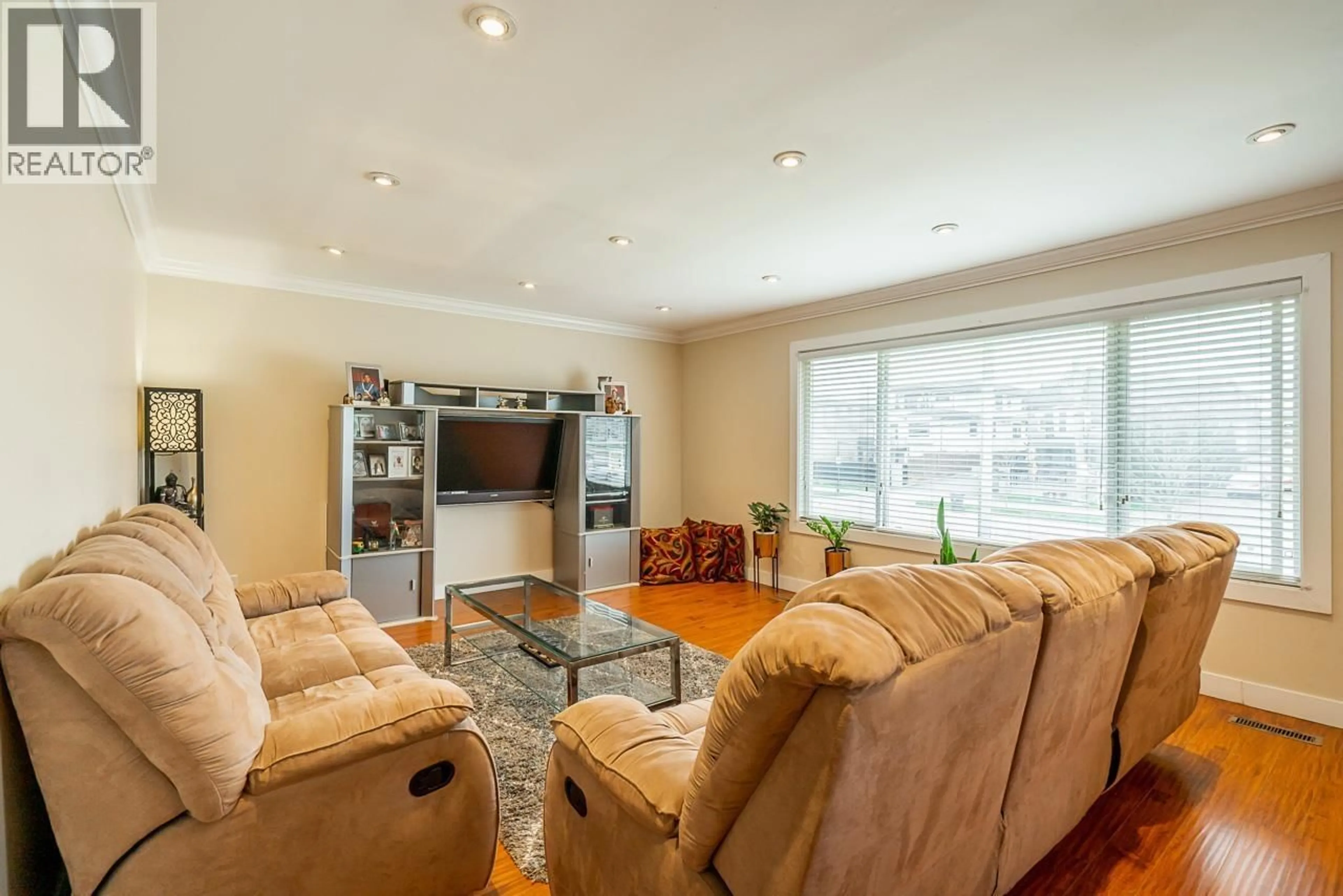 Living room with furniture, unknown for 1247 EWEN AVENUE, New Westminster British Columbia V3M5E5