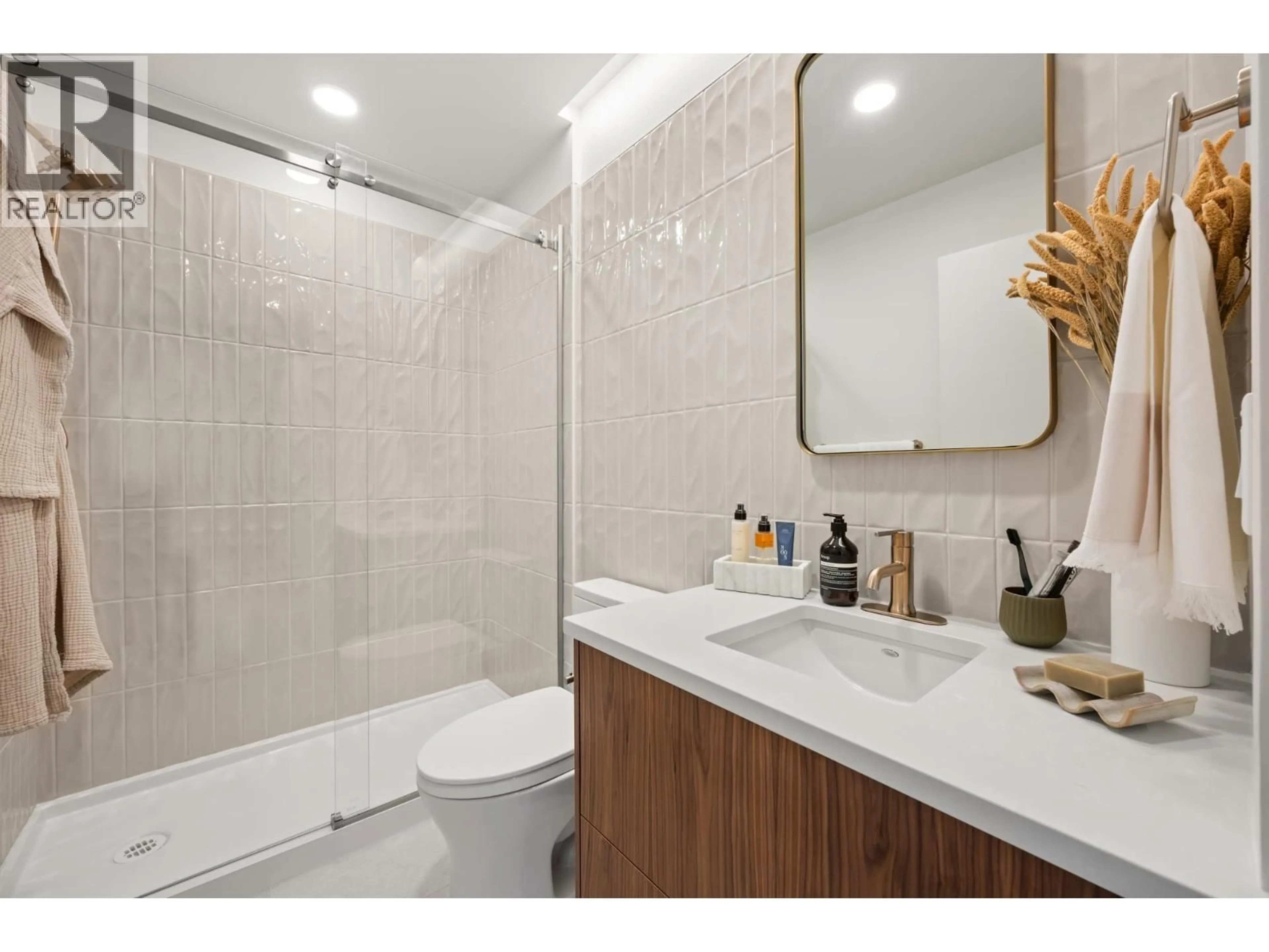 Standard bathroom, ceramic/tile floor for 313 - 2550 GARDEN DRIVE, Vancouver British Columbia V5N4X6