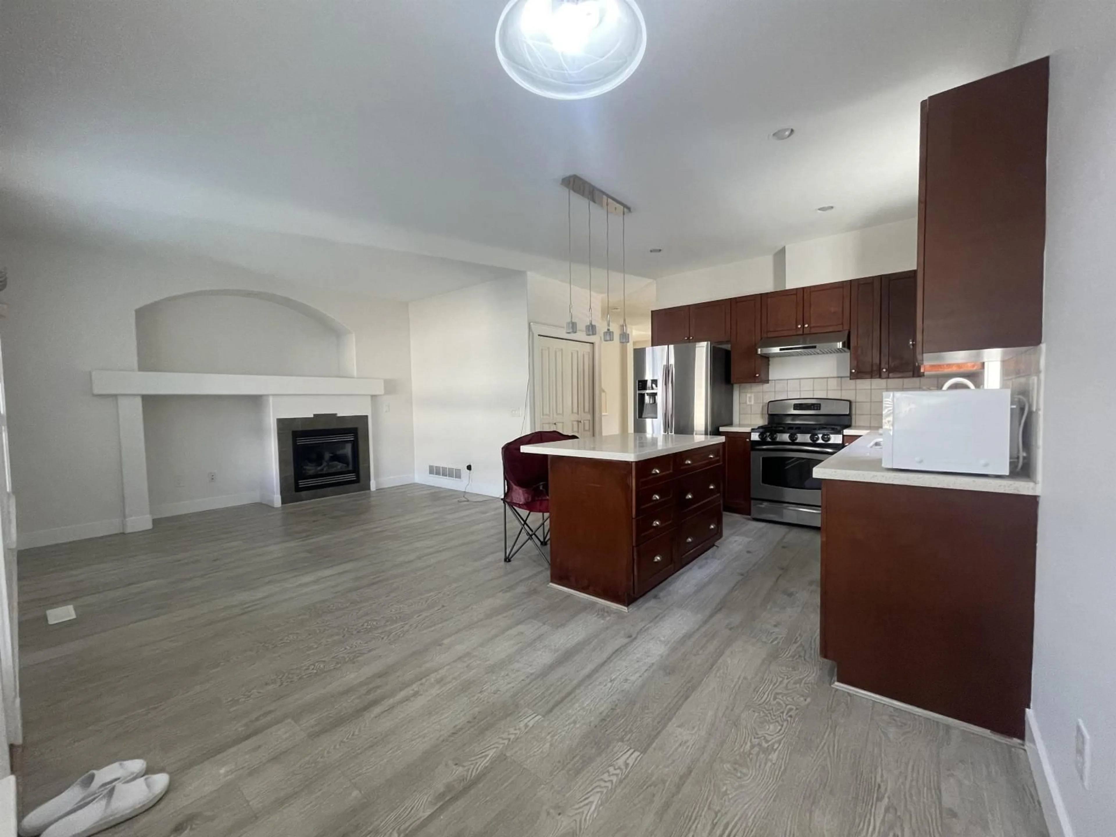 Open concept kitchen, unknown for 19049 69, Surrey British Columbia V4N0A4