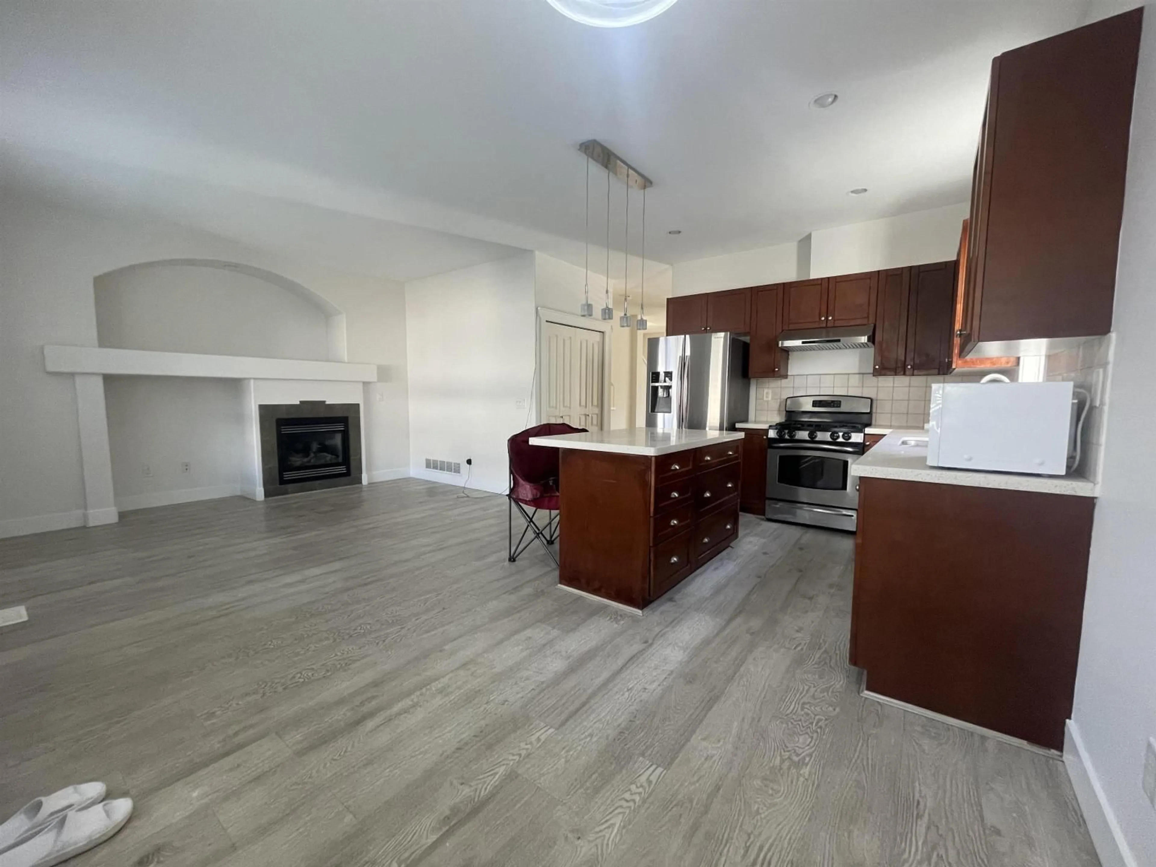 Open concept kitchen, unknown for 19049 69, Surrey British Columbia V4N0A4