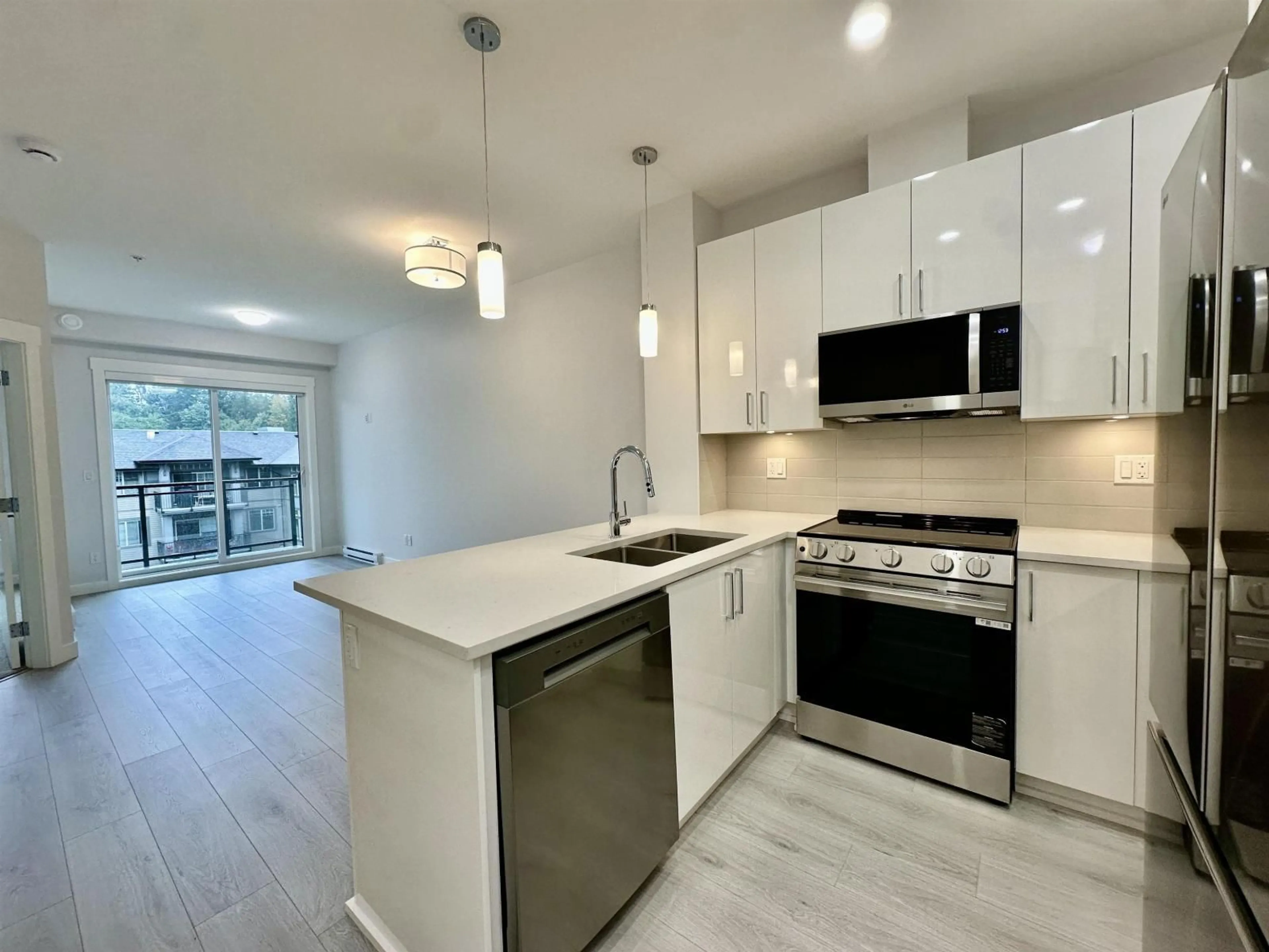 Open concept kitchen, unknown for 609 - 33886 PINE, Abbotsford British Columbia V2S0N9