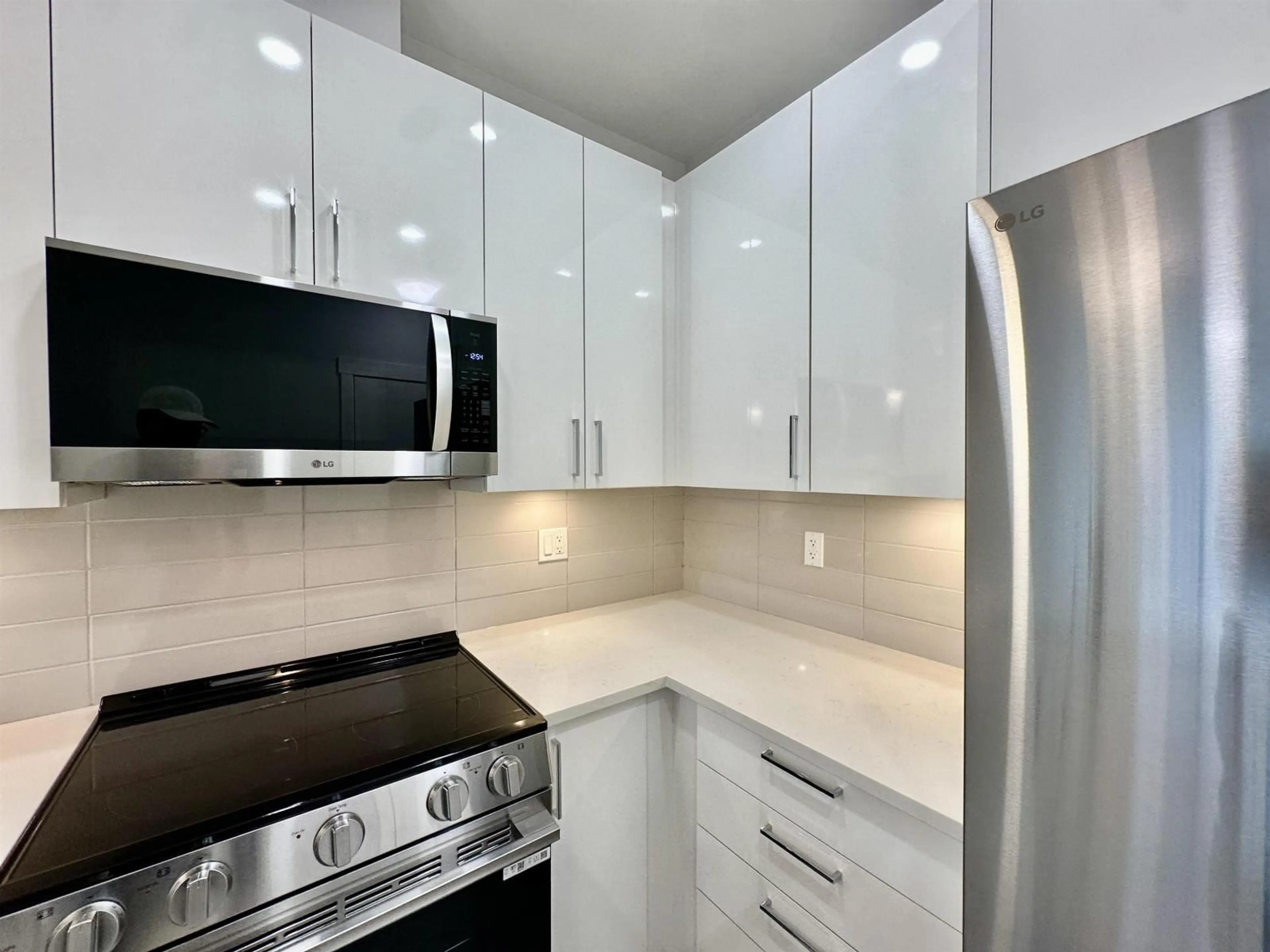 Standard kitchen, ceramic/tile floor for 609 - 33886 PINE, Abbotsford British Columbia V2S0N9