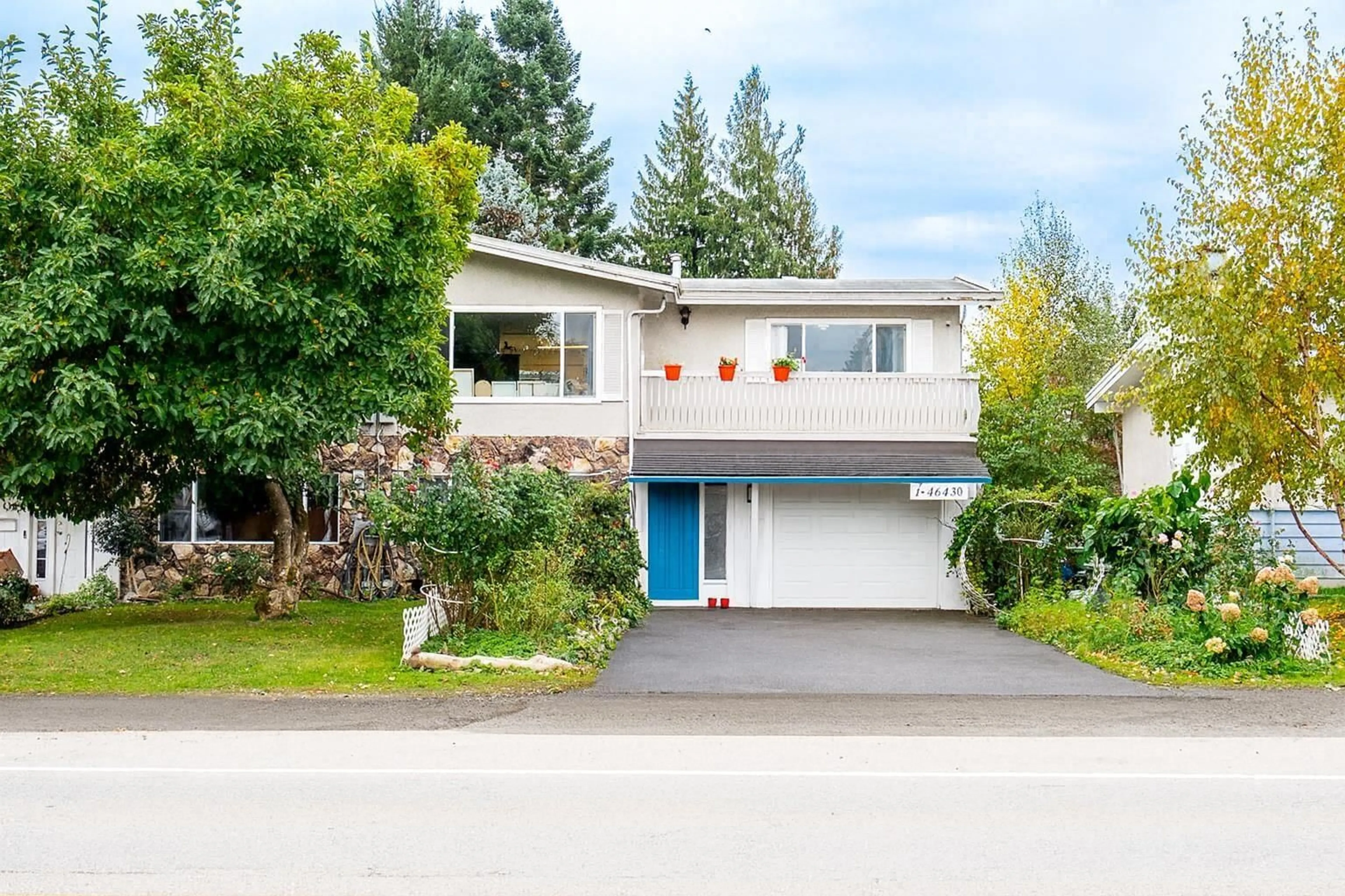 Home with vinyl exterior material, street for 1 - 46430 FIRST AVENUE, Chilliwack British Columbia V2P1W9