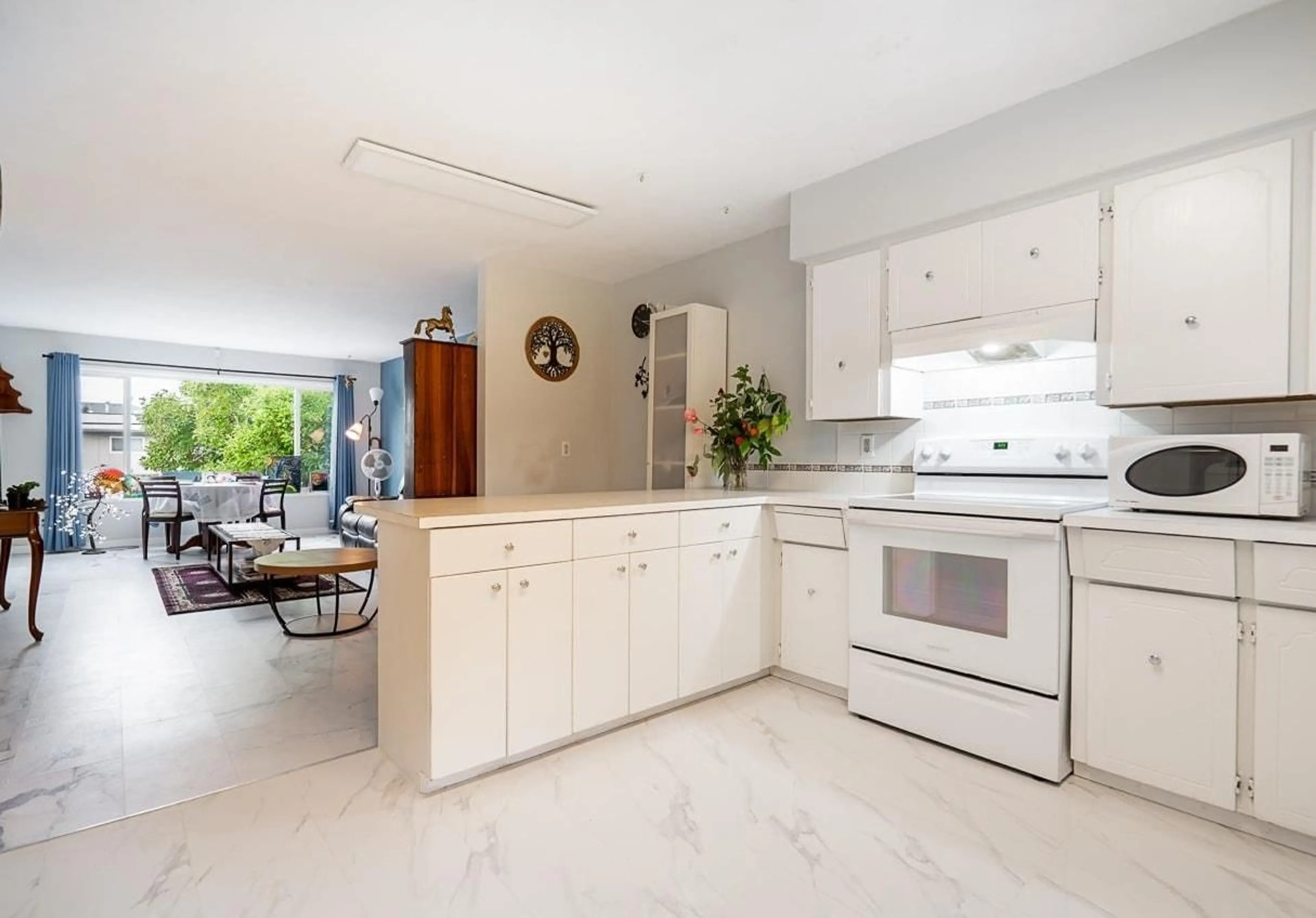 Open concept kitchen, ceramic/tile floor for 1 - 46430 FIRST AVENUE, Chilliwack British Columbia V2P1W9