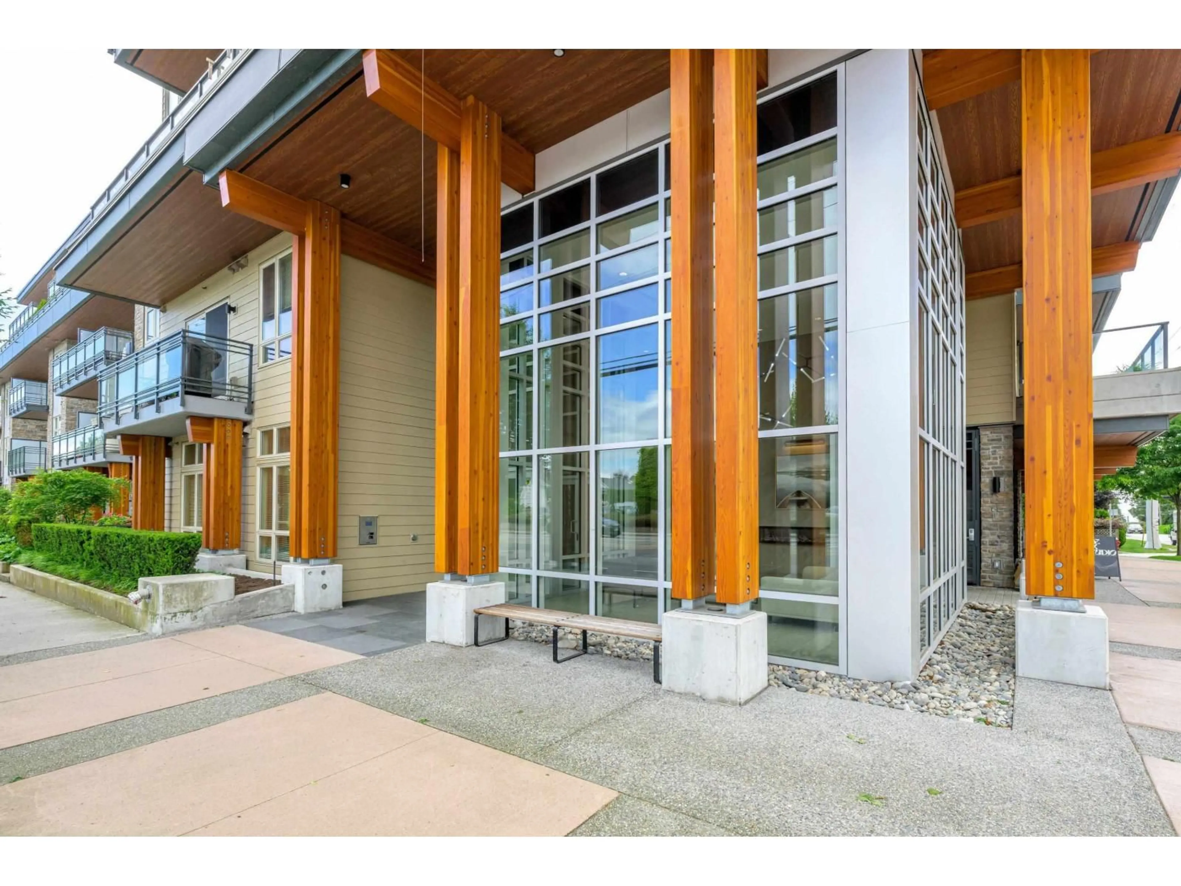 Indoor foyer for 312 - 14022 NORTH BLUFF, White Rock British Columbia V4B3C3