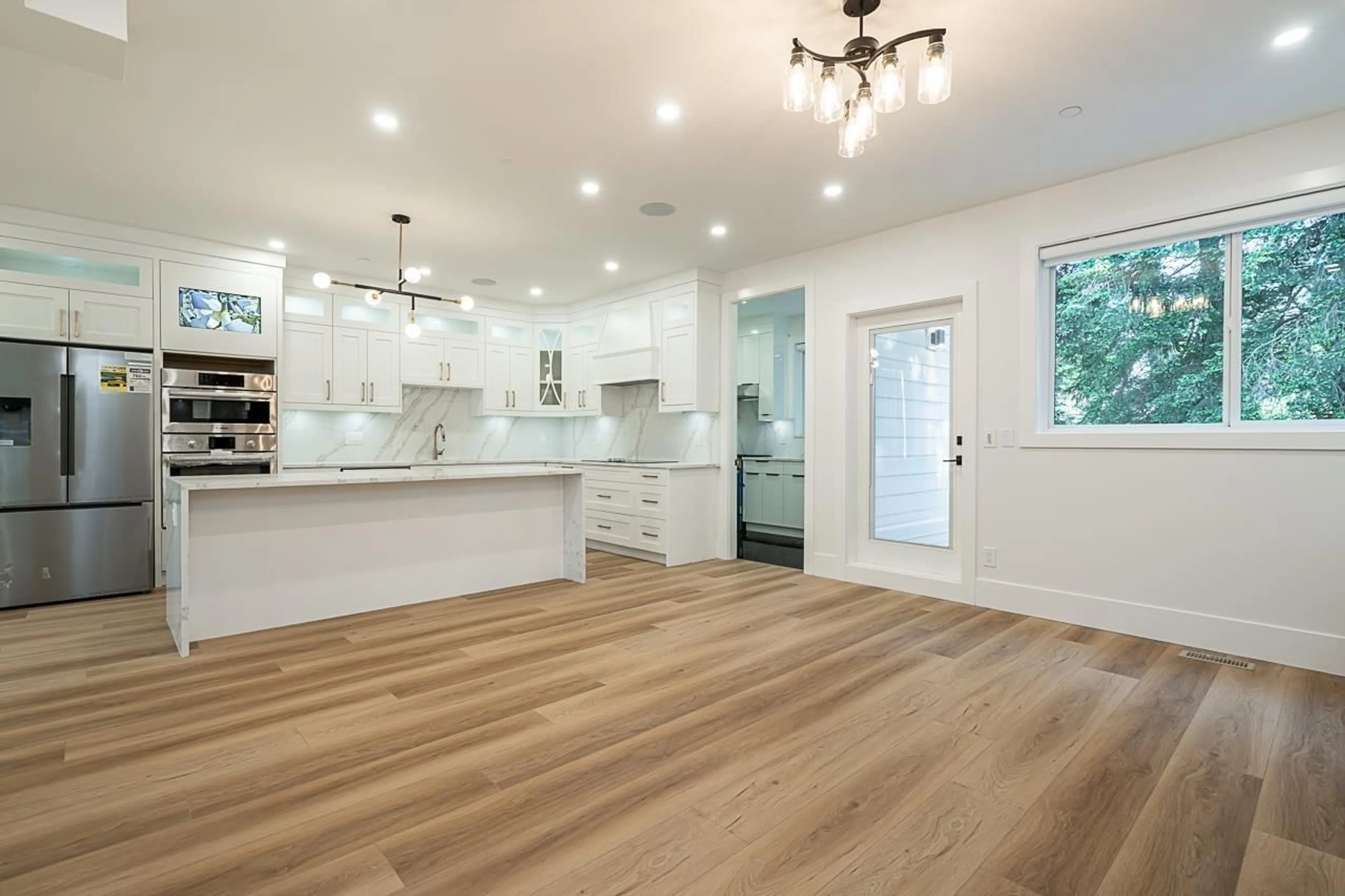 Open concept kitchen, wood/laminate floor for 15492 THRIFT, White Rock British Columbia V4B2L9