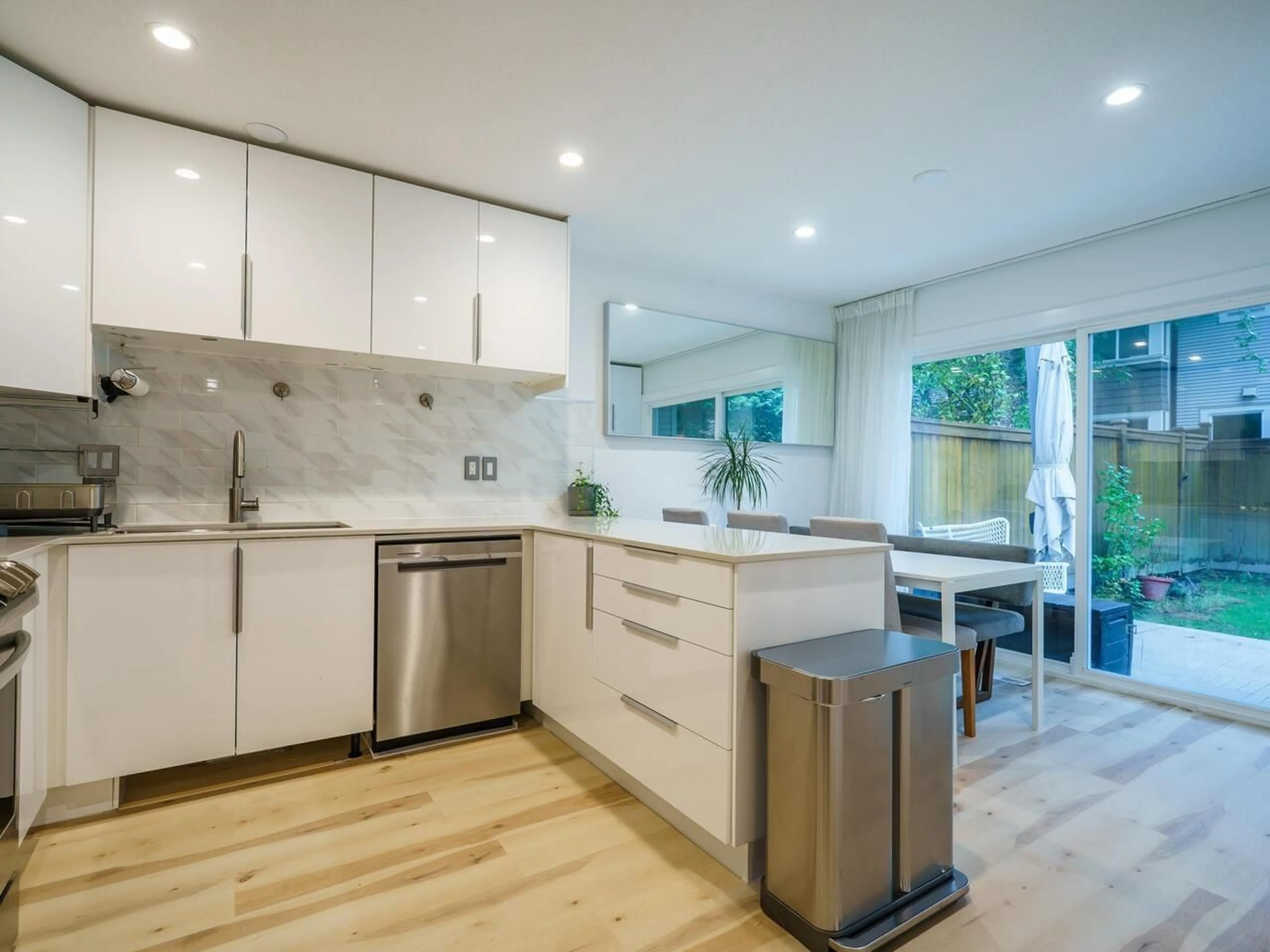 Contemporary kitchen, unknown for 10 - 8111 160, Surrey British Columbia V4N0V4