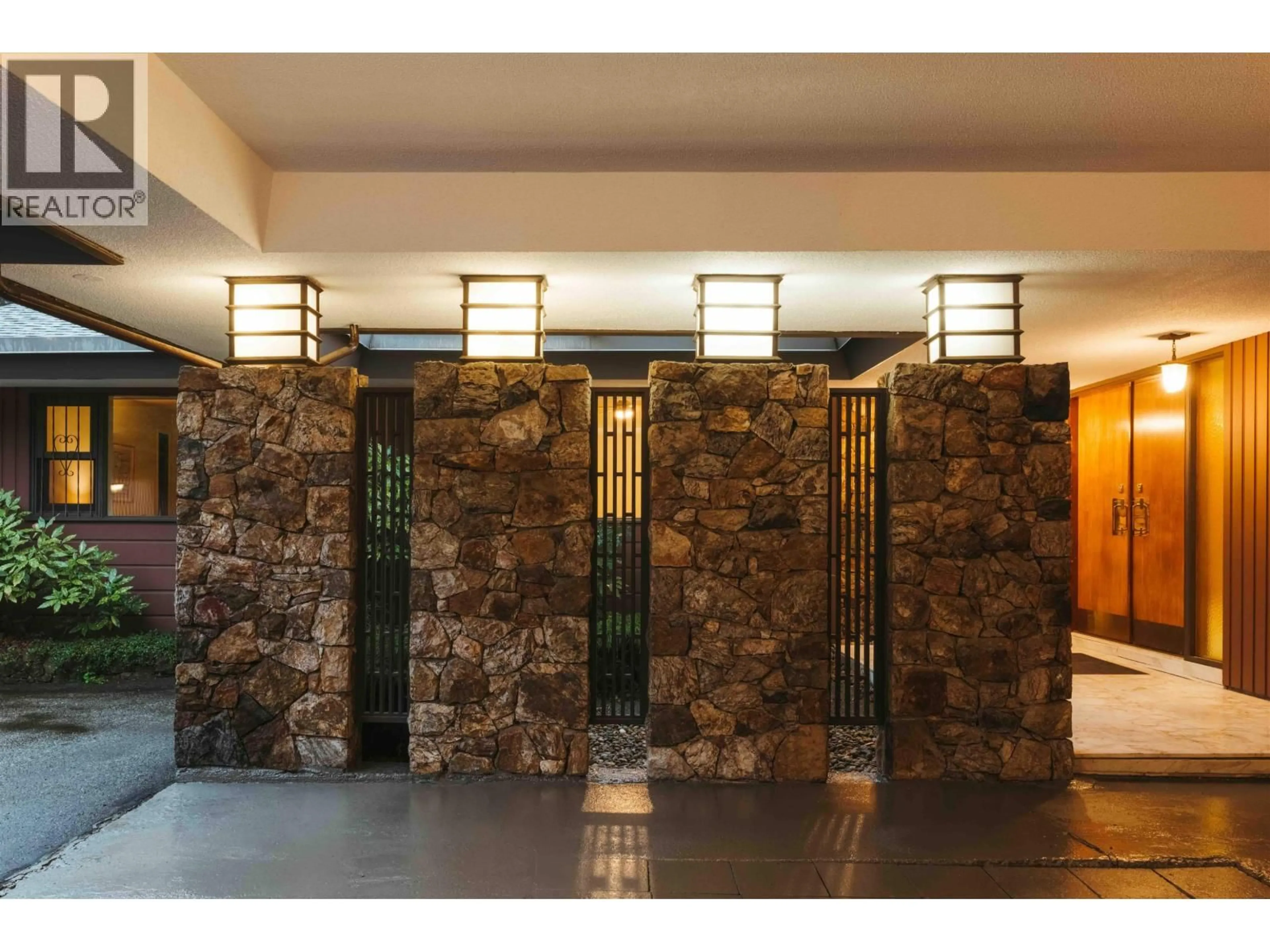 Indoor foyer for 701 DANSEY AVENUE, Coquitlam British Columbia V3K3G4