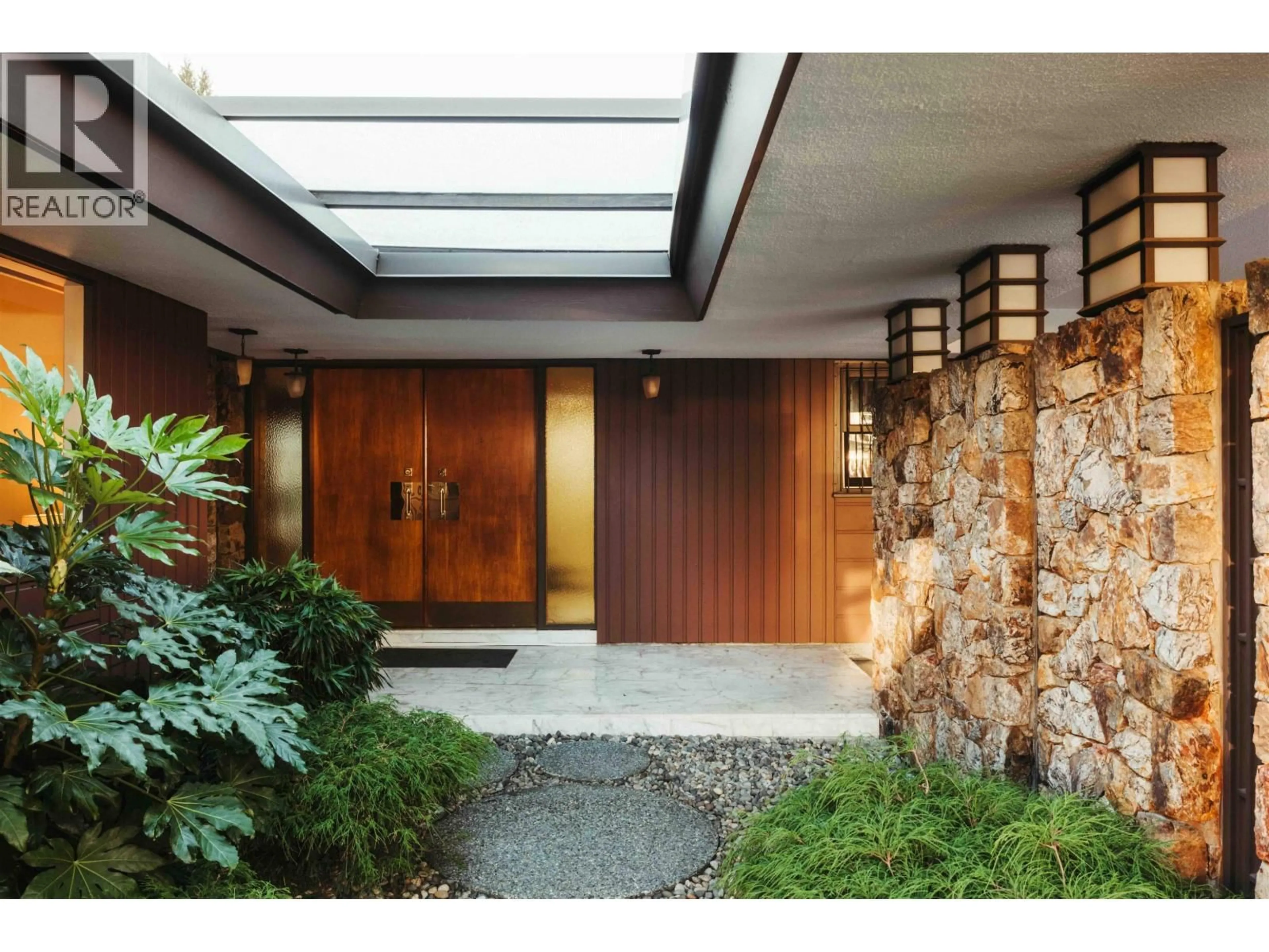 Indoor foyer for 701 DANSEY AVENUE, Coquitlam British Columbia V3K3G4