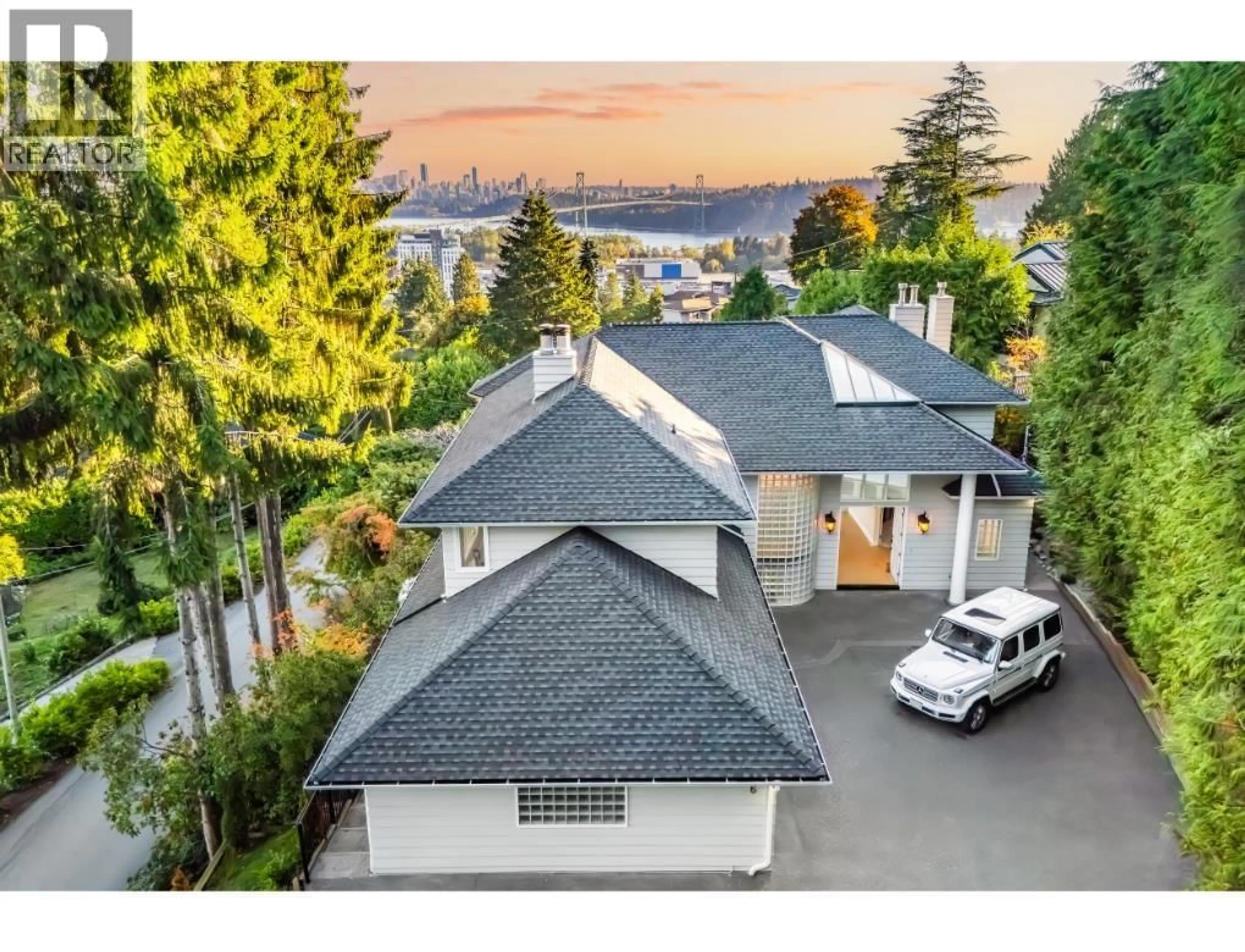 A pic from outside/outdoor area/front of a property/back of a property/a pic from drone, mountain view for 816 ANDERSON CRESCENT, West Vancouver British Columbia V7T1S7
