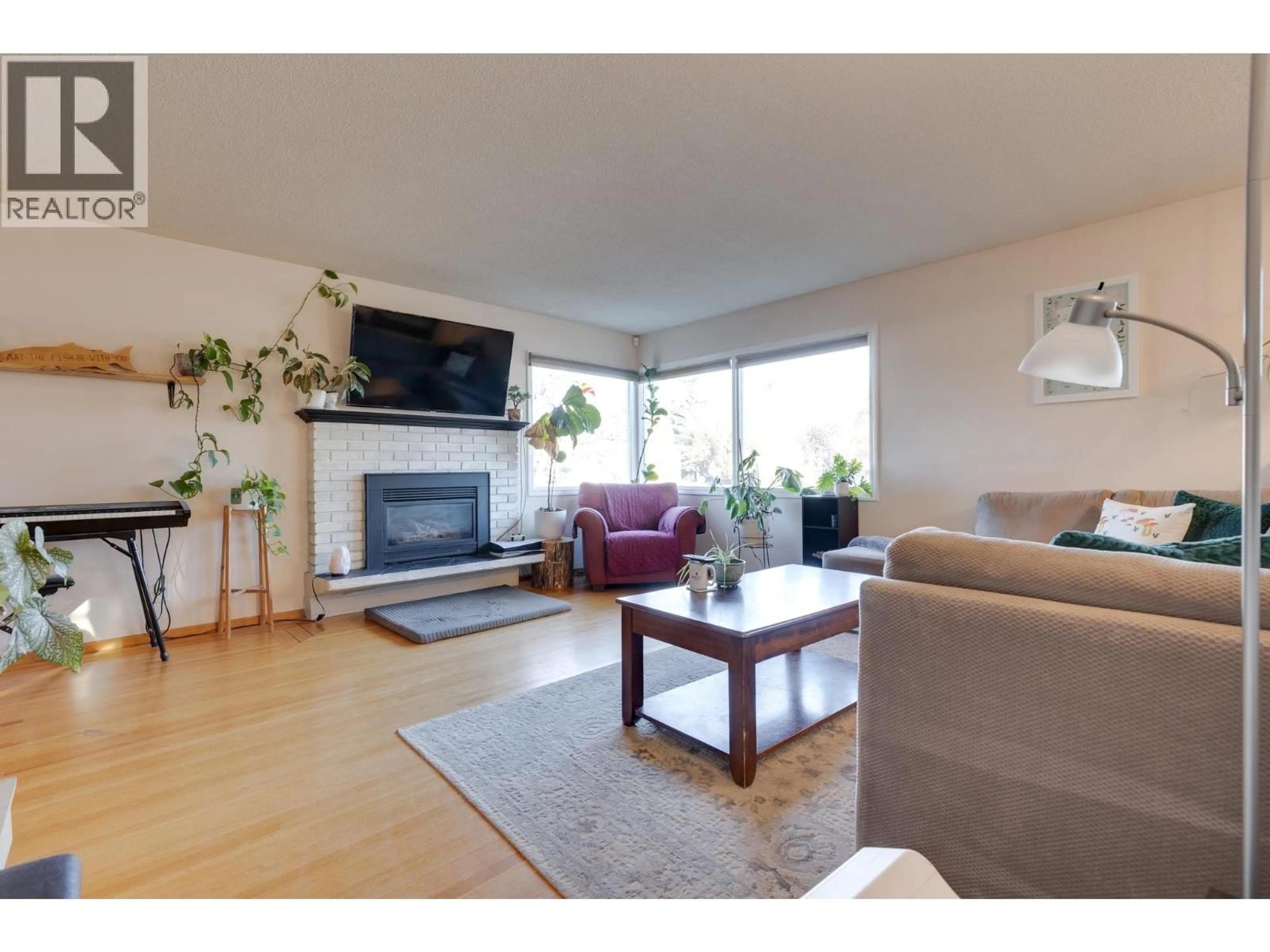 Living room with furniture, wood/laminate floor for 196 NICHOLSON STREET, Prince George British Columbia V2M3G9