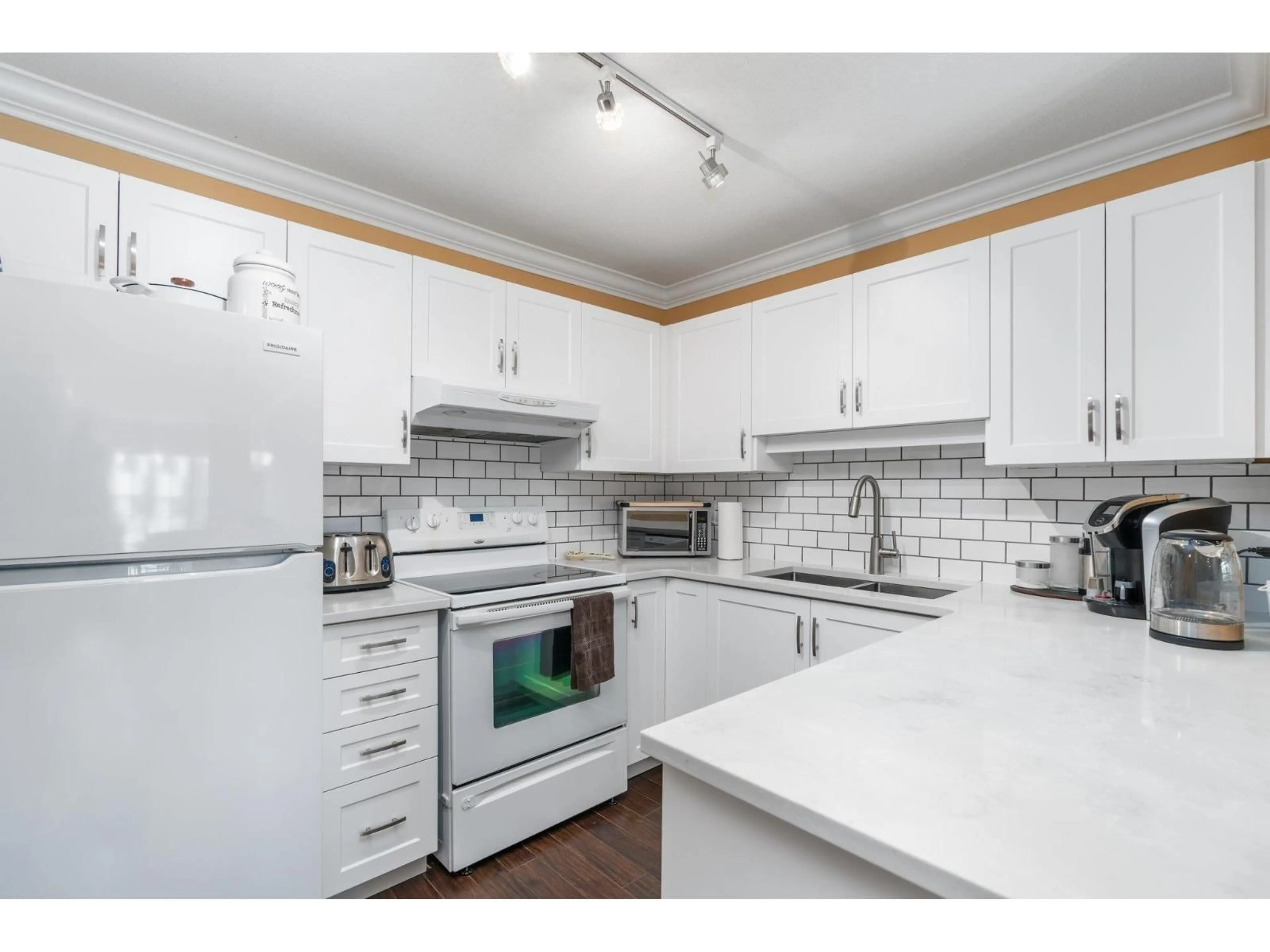 Standard kitchen, unknown for 402 - 2962 TRETHEWEY, Abbotsford British Columbia V2T4M3