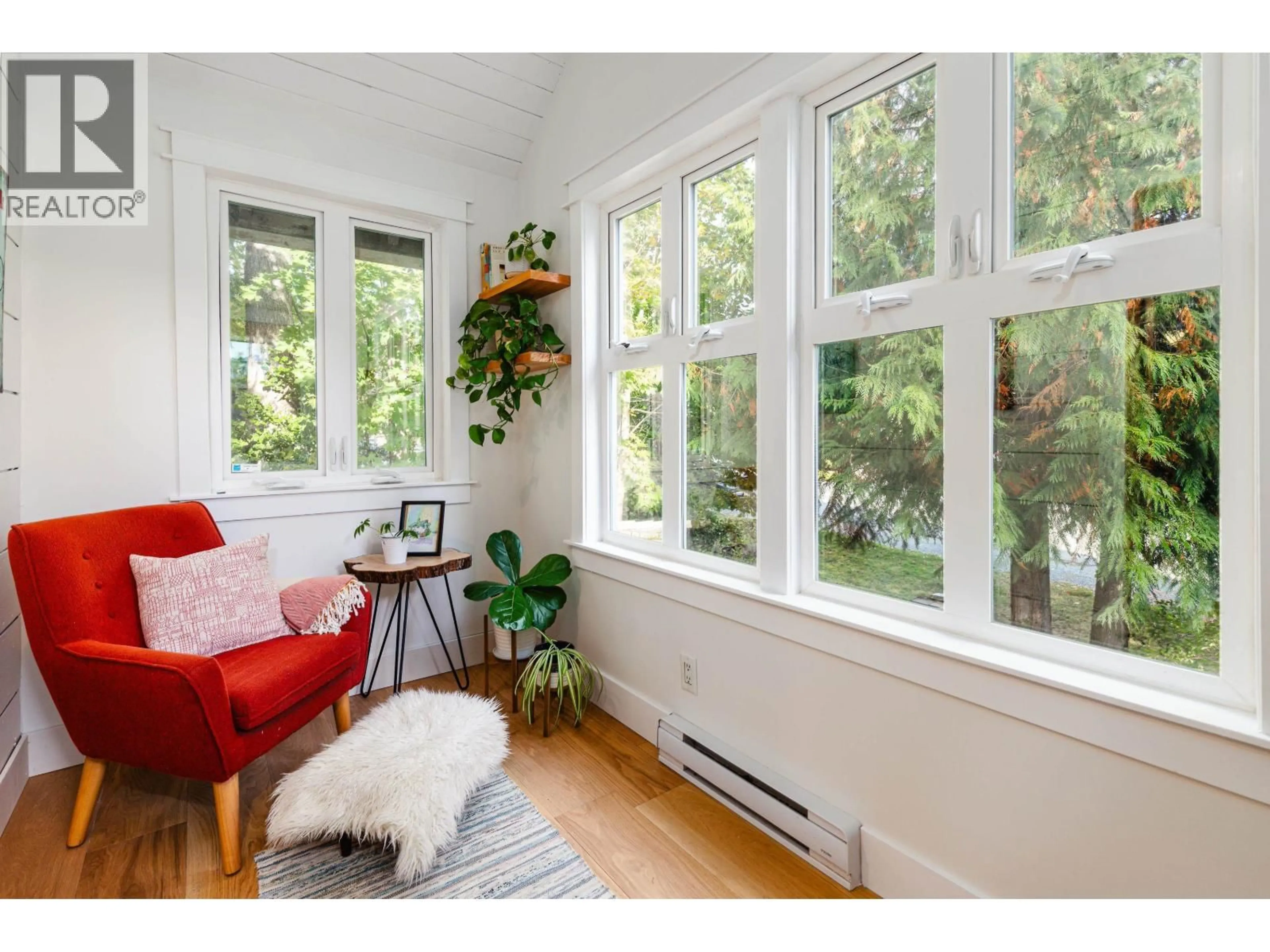 Living room with furniture, wood/laminate floor for 41869 HOPE ROAD, Brackendale British Columbia V0N1H0