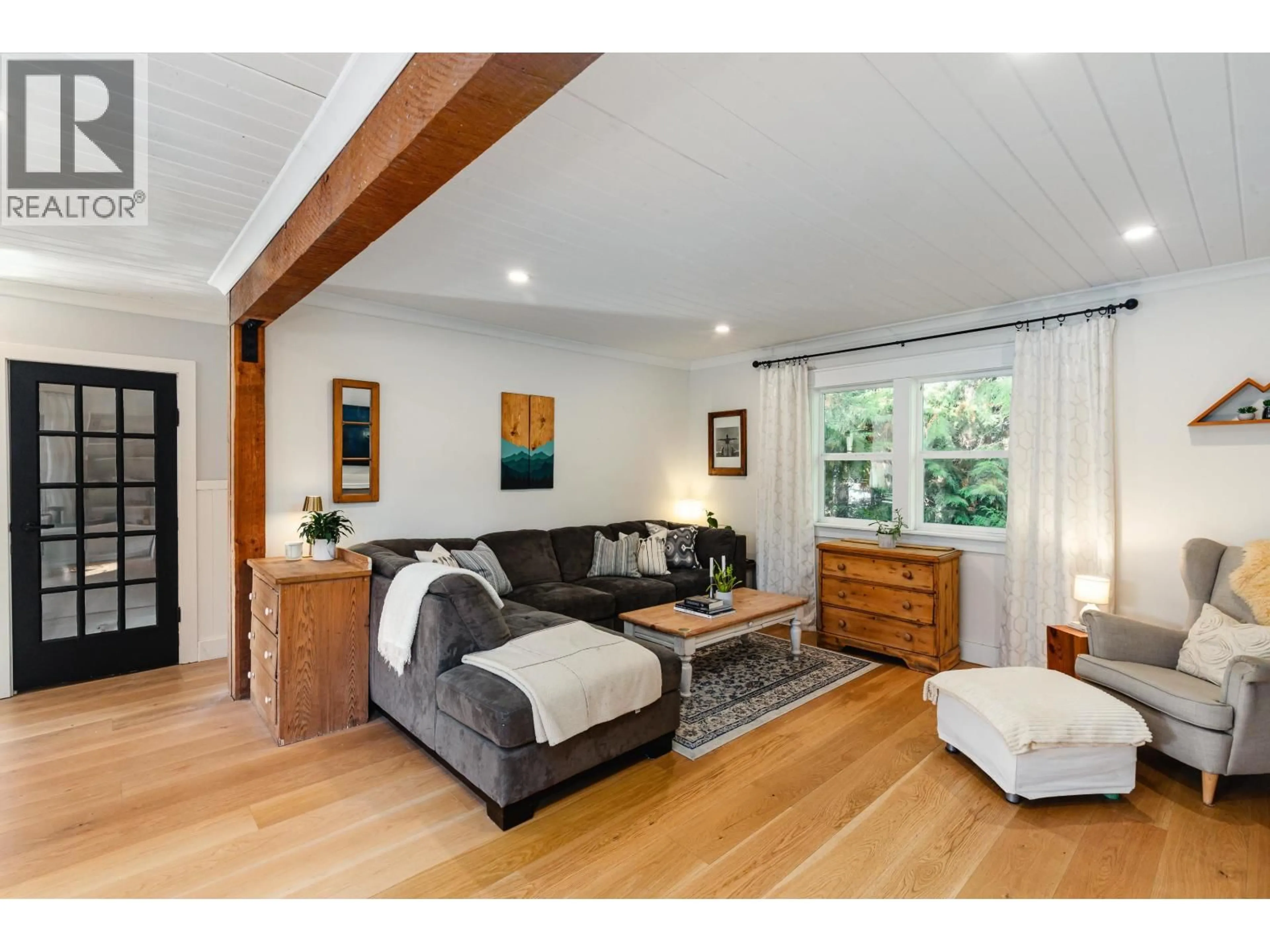 Living room with furniture, wood/laminate floor for 41869 HOPE ROAD, Brackendale British Columbia V0N1H0