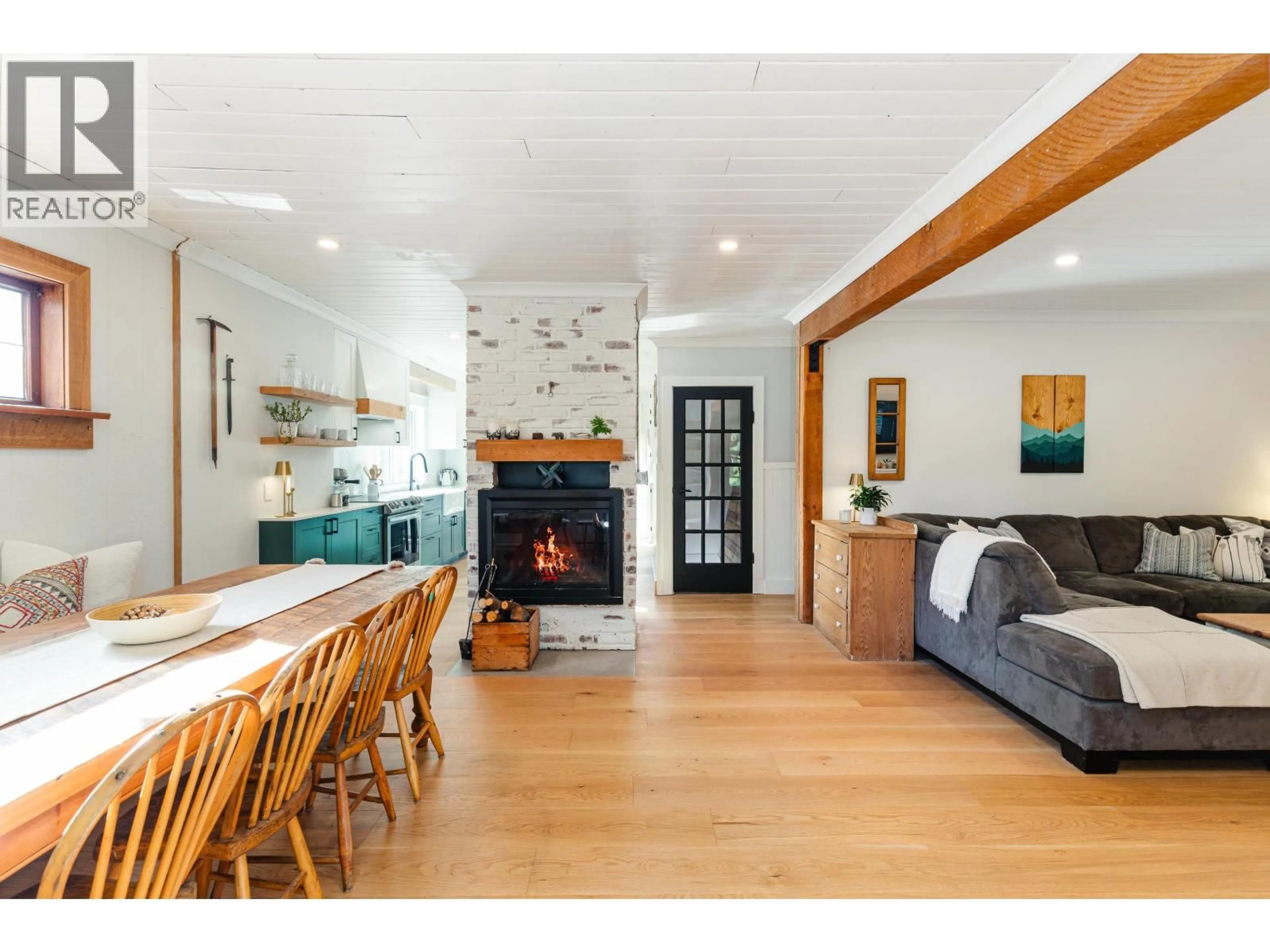 Open concept kitchen, wood/laminate floor for 41869 HOPE ROAD, Brackendale British Columbia V0N1H0