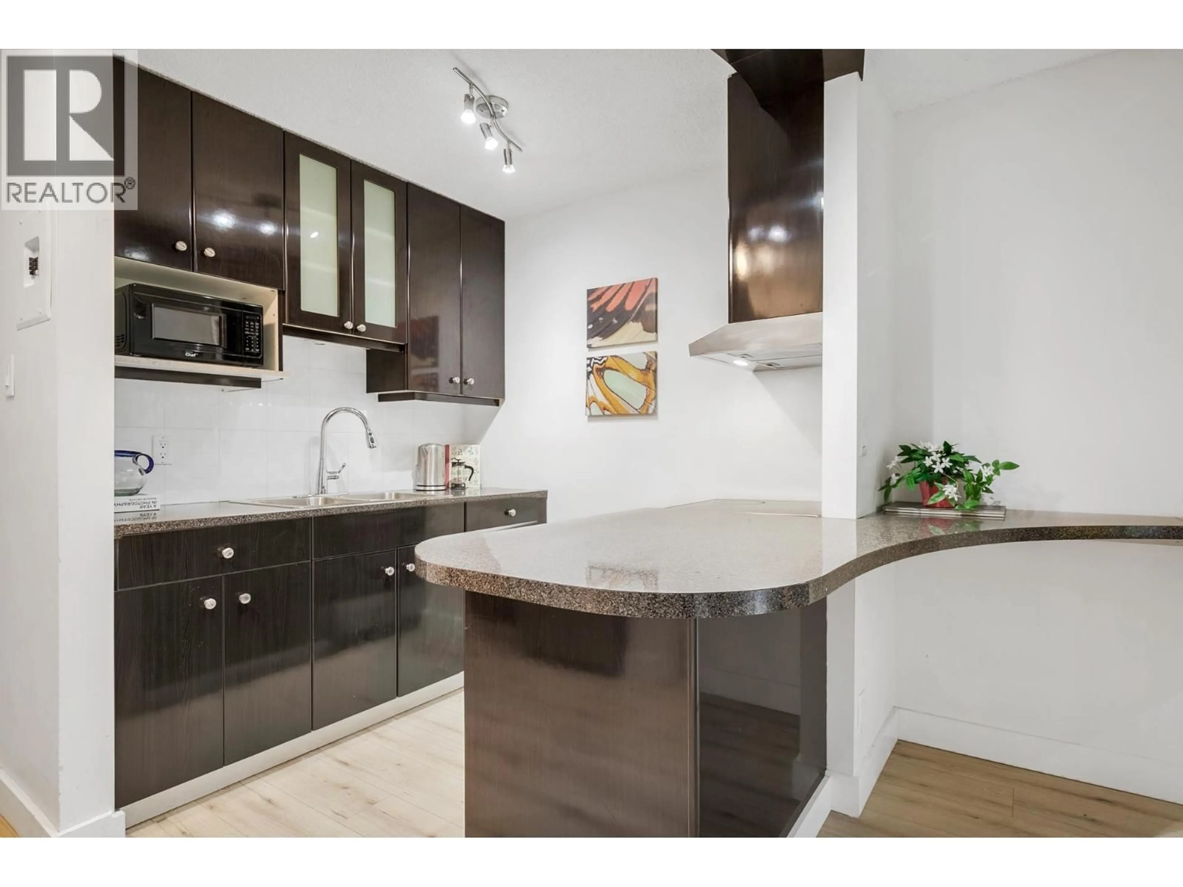 Open concept kitchen, ceramic/tile floor for 904 - 2012 FULLERTON AVENUE, North Vancouver British Columbia V7P3E3