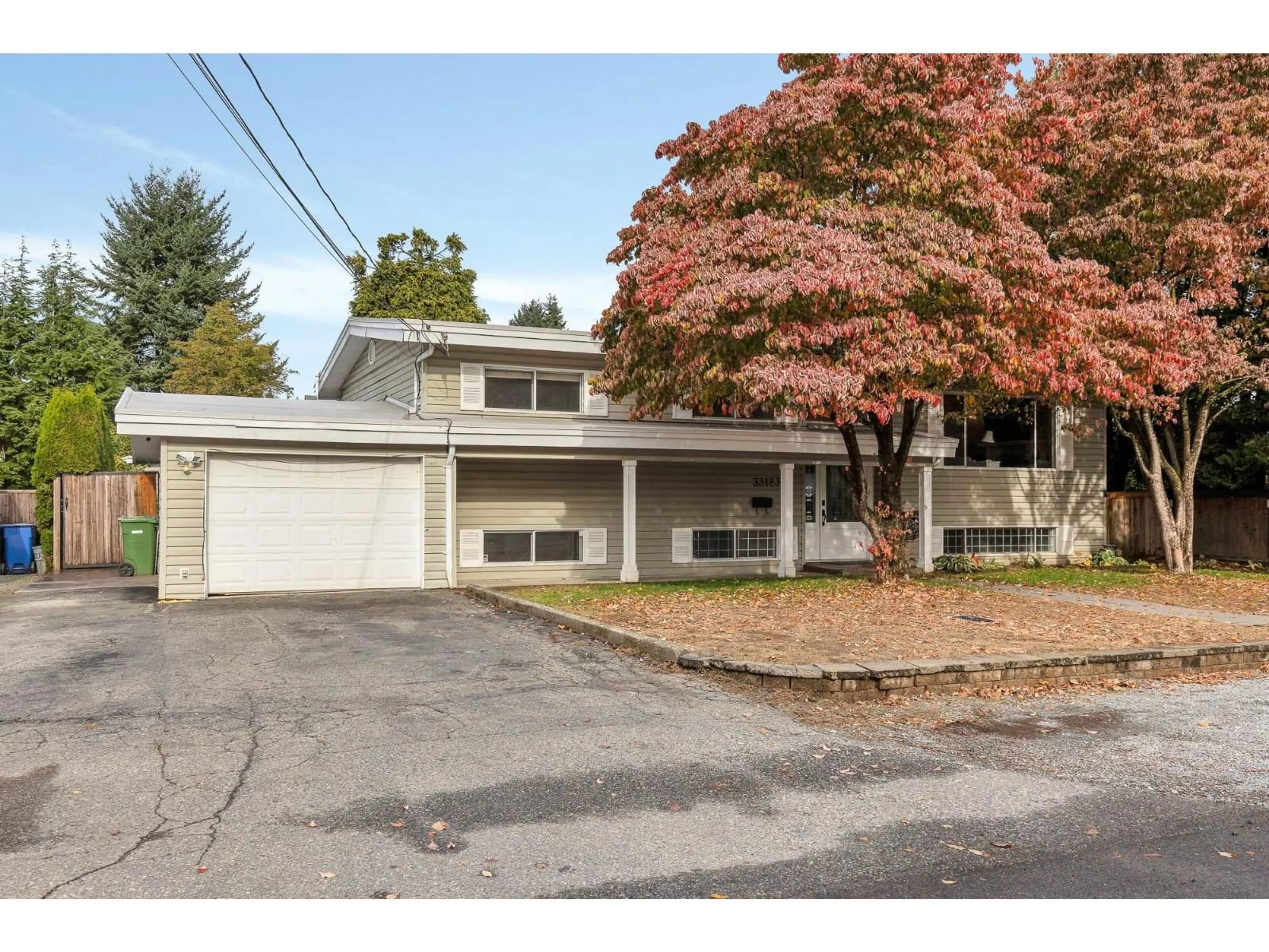 Home with vinyl exterior material, street for 33123 KAY, Abbotsford British Columbia V2S1M7