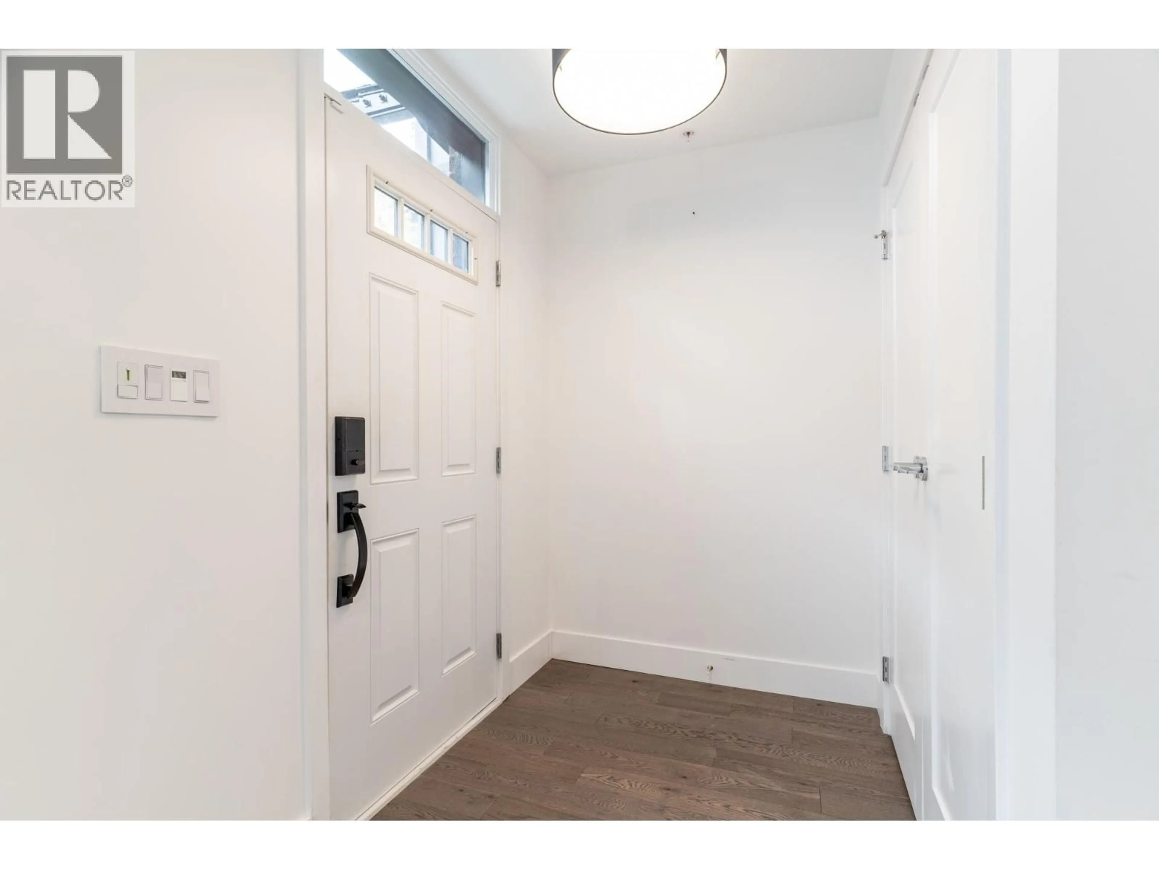 Indoor entryway for 125 - 2070 CURLING ROAD, North Vancouver British Columbia V7P0C9