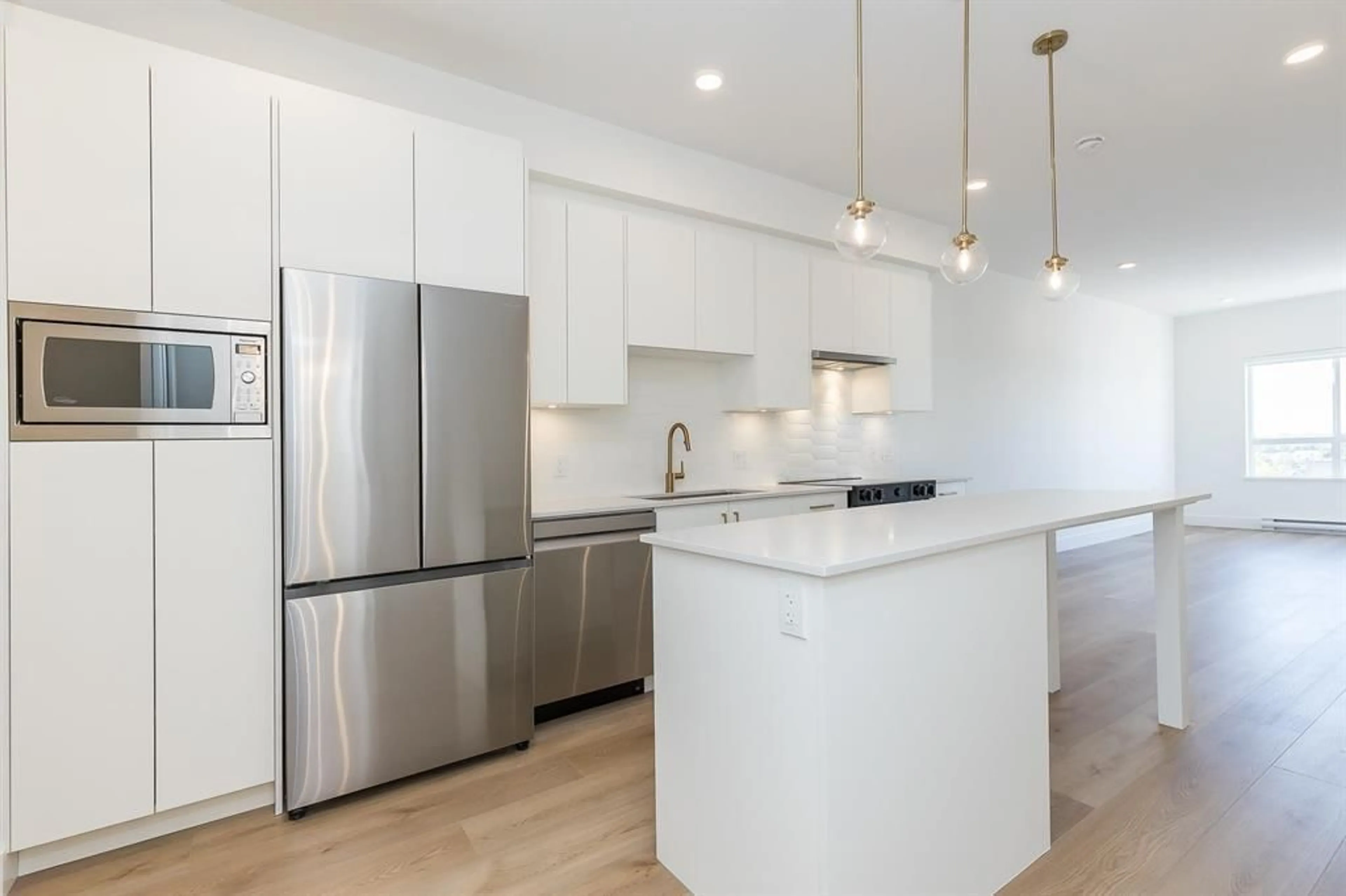Open concept kitchen, wood/laminate floor for 404 - 20286 72B, Langley British Columbia V2Y3X4