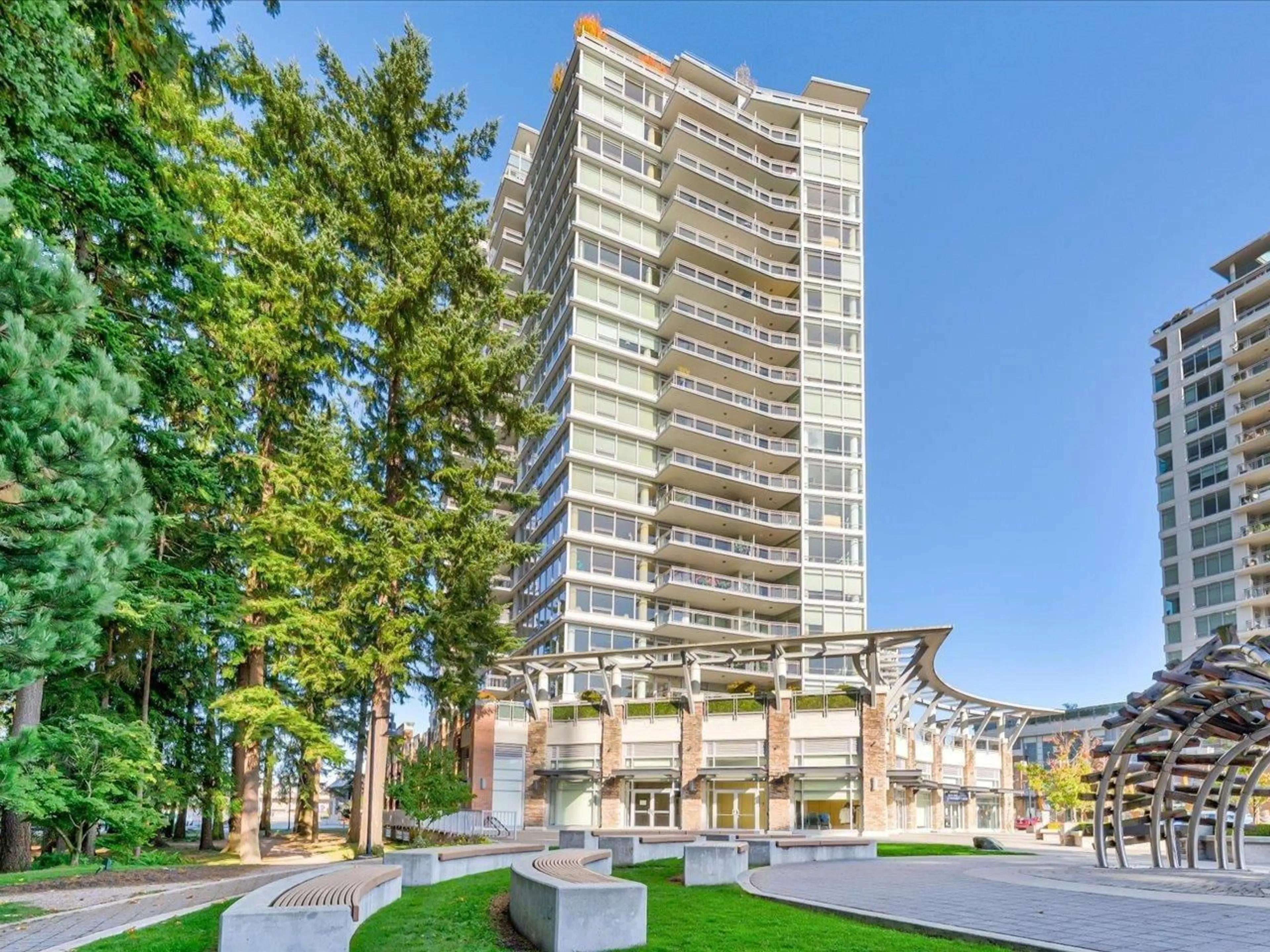 A pic from outside/outdoor area/front of a property/back of a property/a pic from drone, unknown for 302 - 15152 RUSSELL, White Rock British Columbia V4B0A3