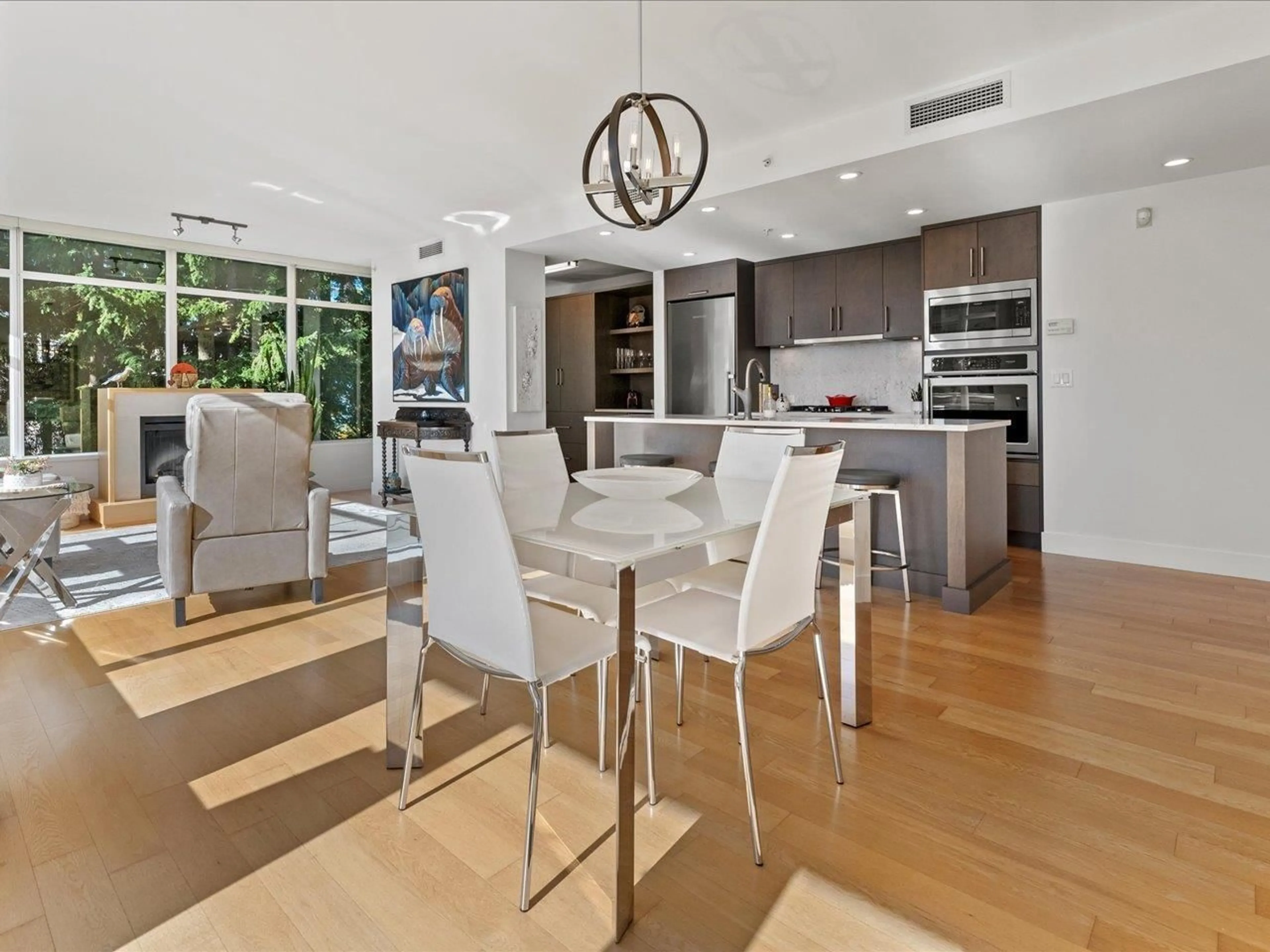 Open concept kitchen, wood/laminate floor for 302 - 15152 RUSSELL, White Rock British Columbia V4B0A3