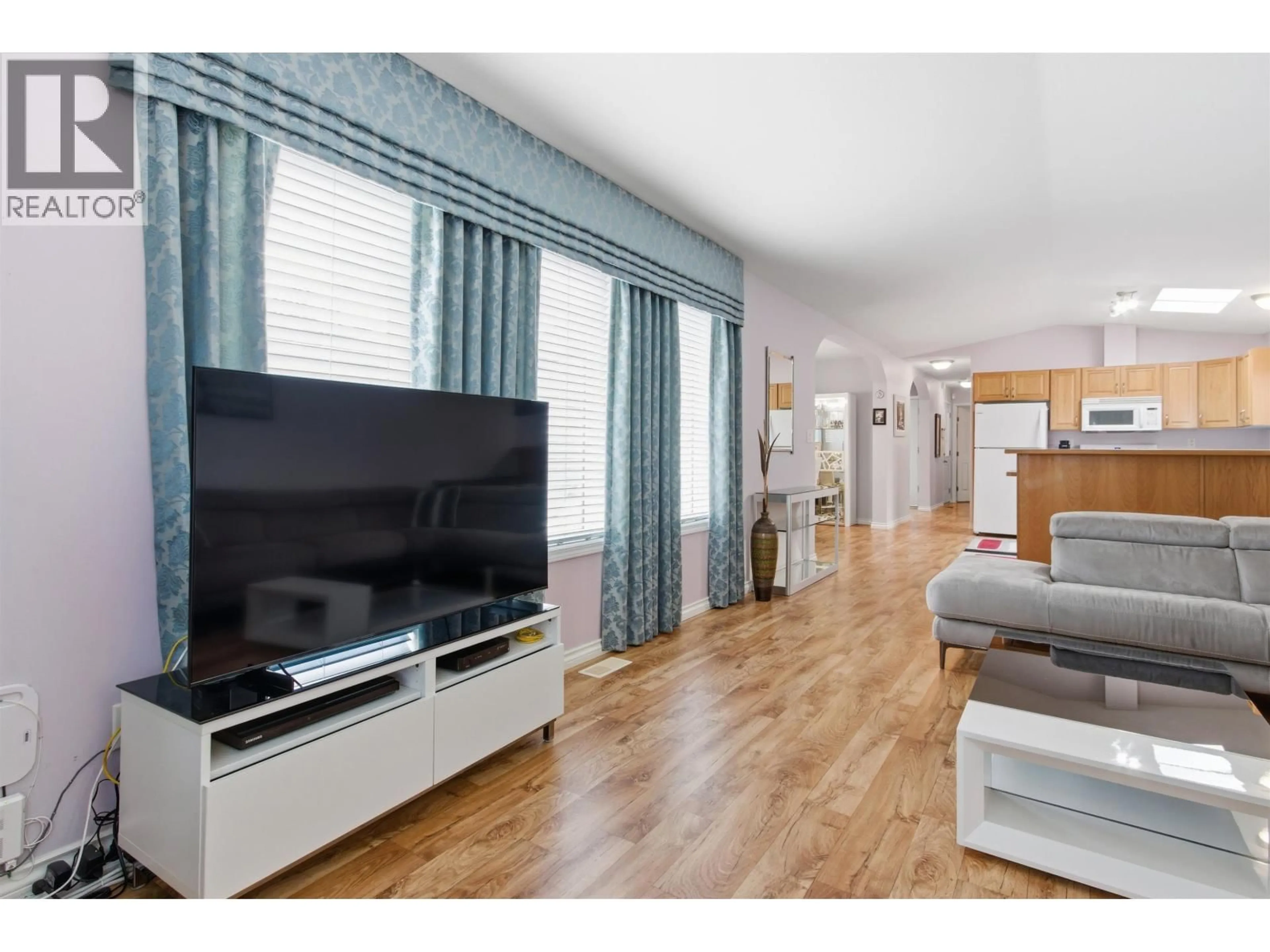 Living room with furniture, wood/laminate floor for 128 - 11931 PONDEROSA BOULEVARD, Pitt Meadows British Columbia V3Y1Z3