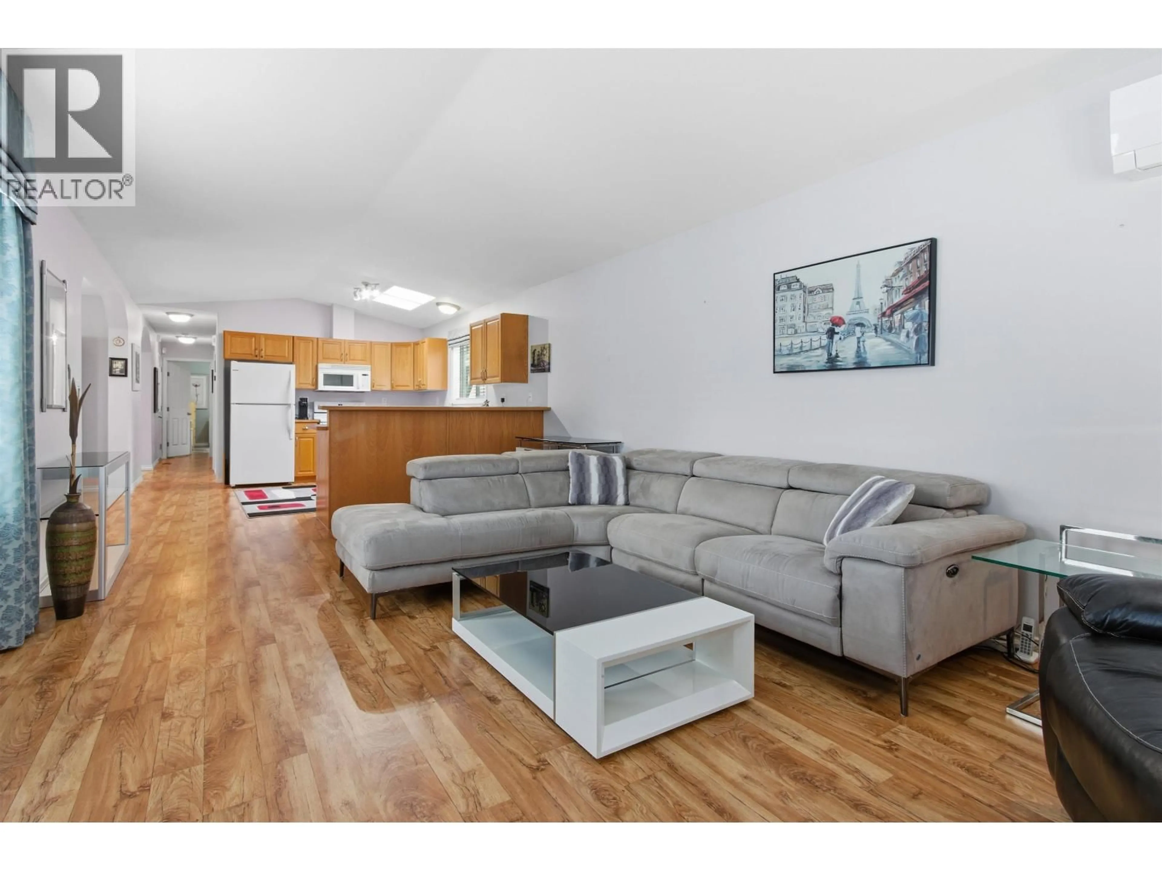 Living room with furniture, wood/laminate floor for 128 - 11931 PONDEROSA BOULEVARD, Pitt Meadows British Columbia V3Y1Z3