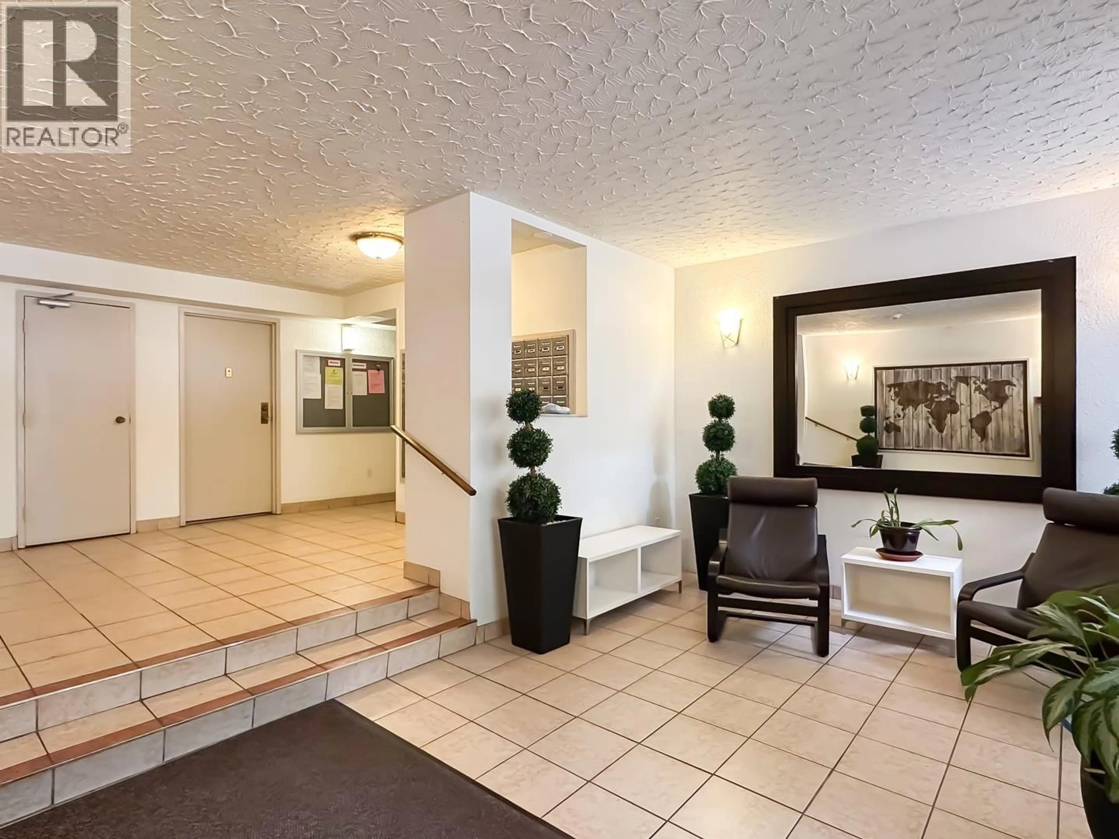 Indoor foyer for 502 - 320 ROYAL AVENUE, New Westminster British Columbia V3L5C6