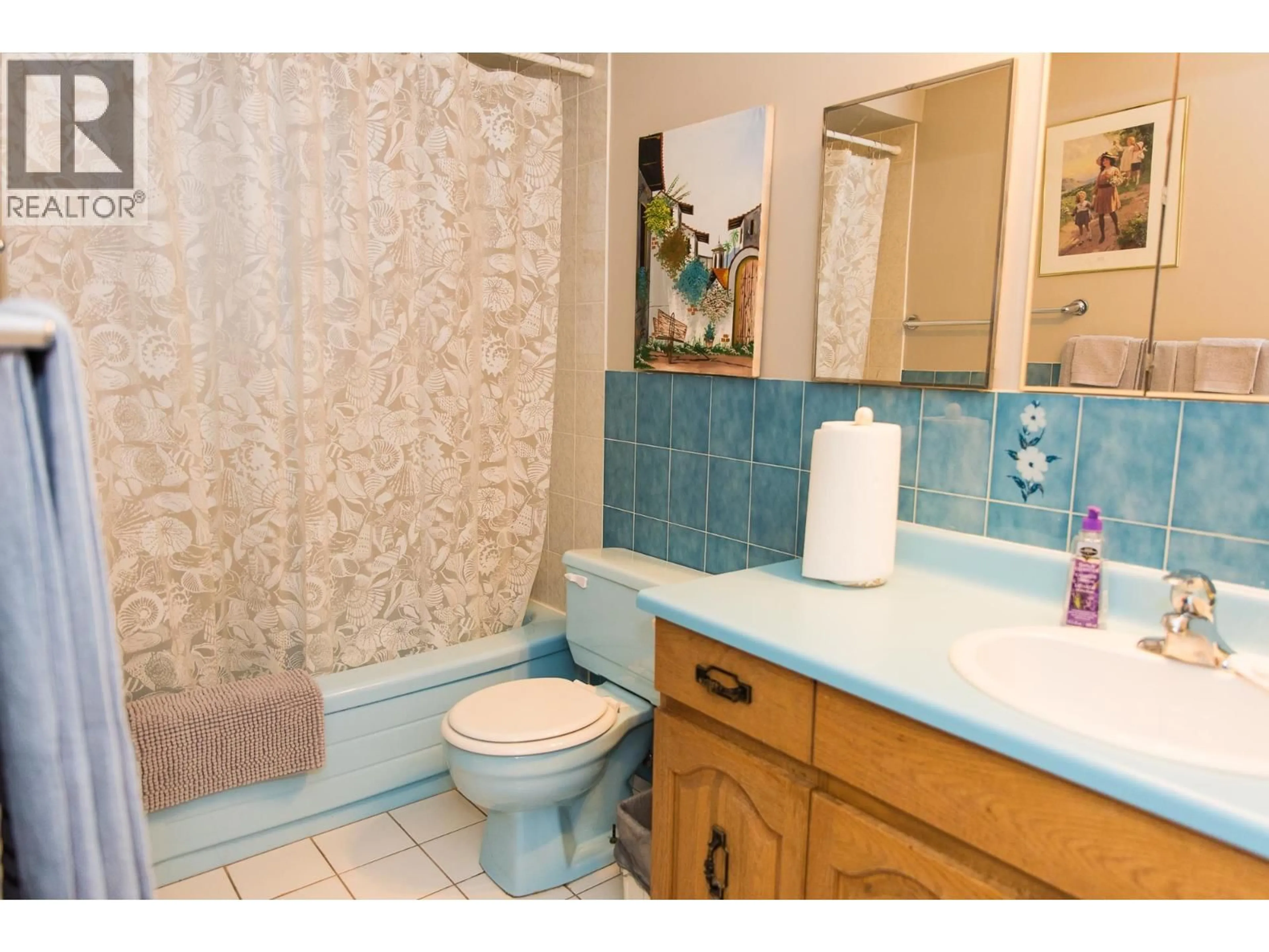 Standard bathroom, ceramic/tile floor for 4116 OXFORD STREET, Burnaby British Columbia V5C1C9