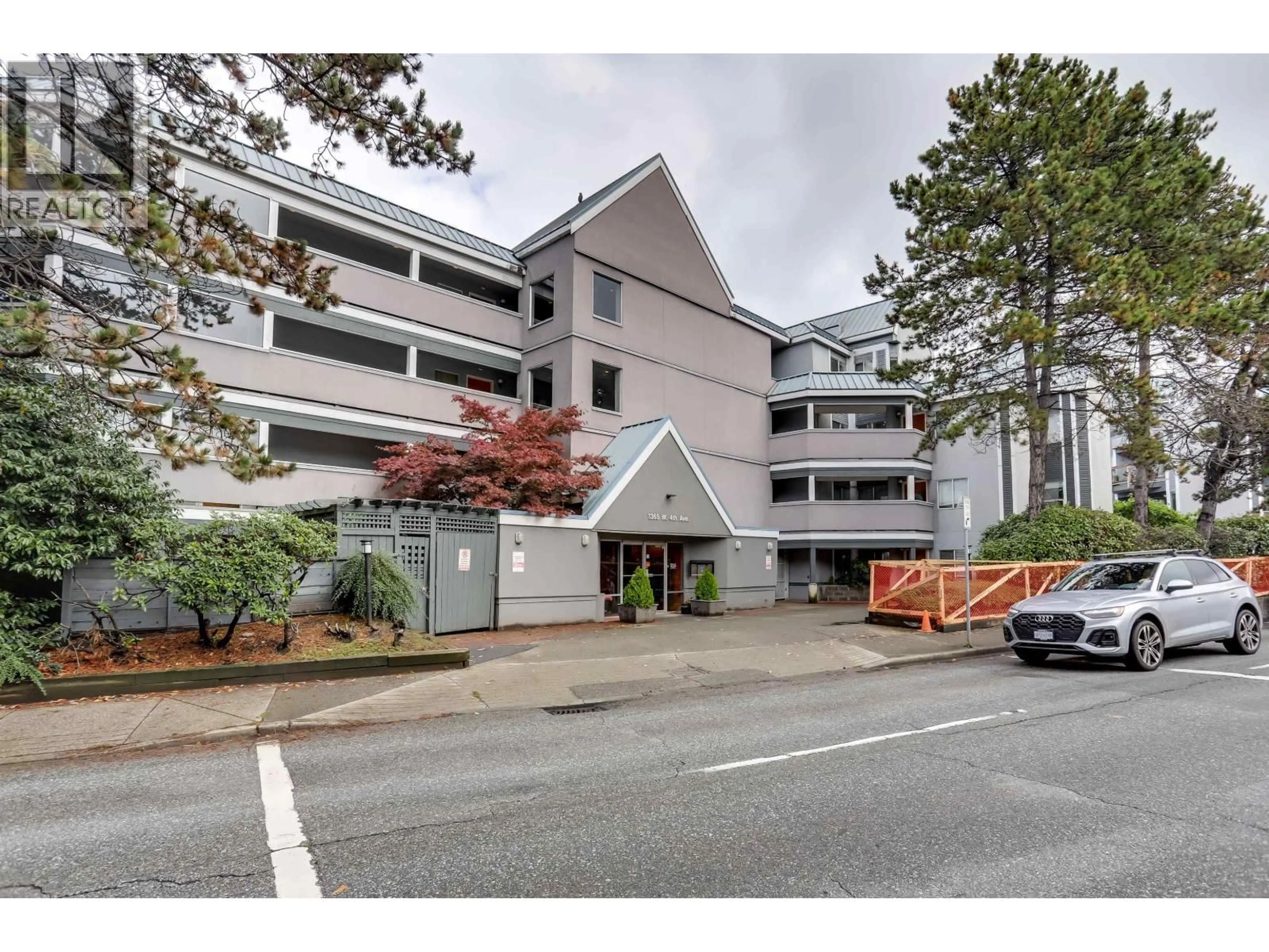 Indoor foyer for 305 - 1365 4TH AVENUE, Vancouver British Columbia V6H3Y8