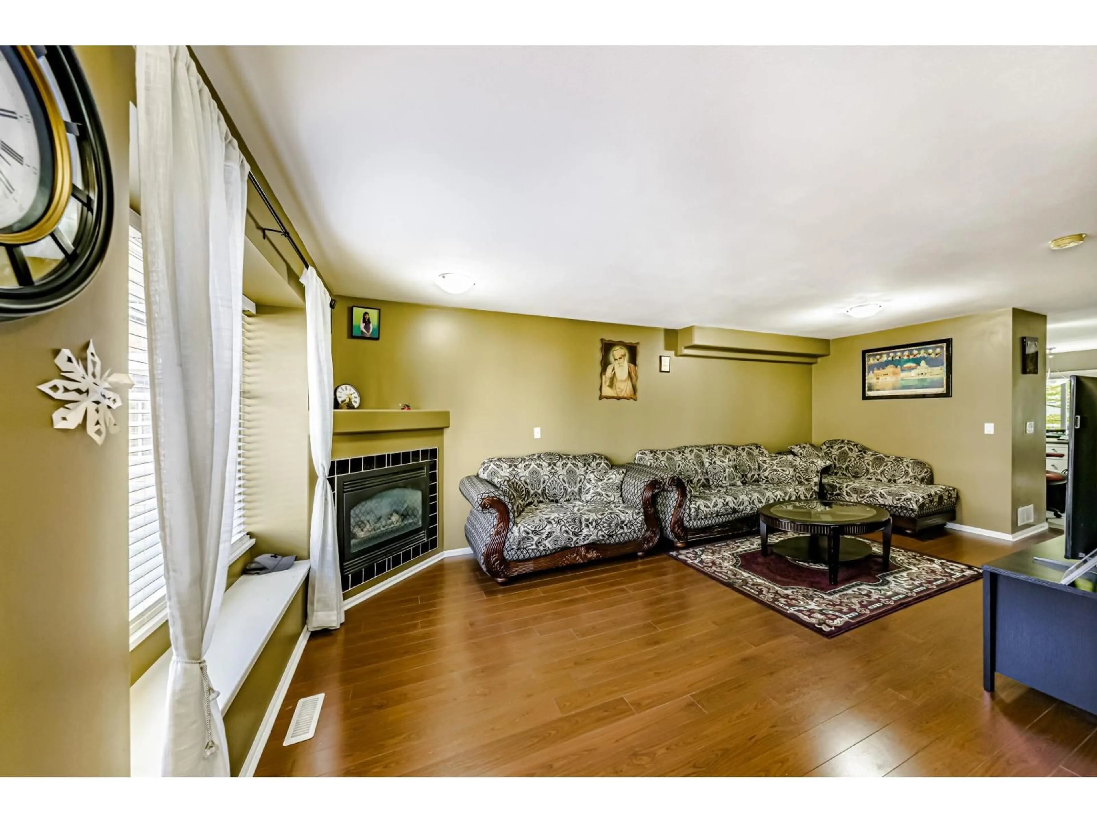 Living room with furniture, wood/laminate floor for 80 - 12110 75A, Surrey British Columbia V3W1M1