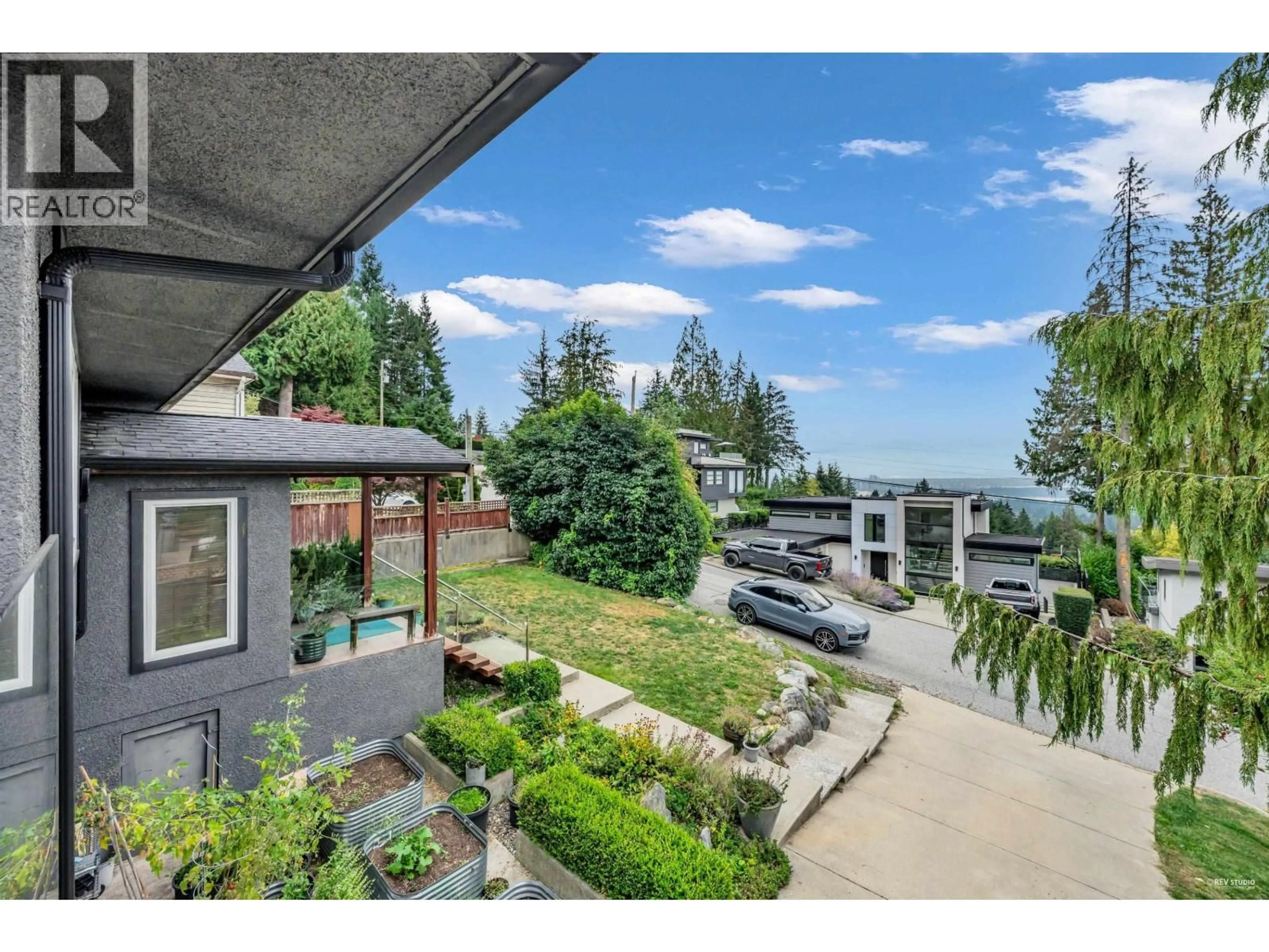 A pic from outside/outdoor area/front of a property/back of a property/a pic from drone, mountain view for 562 ALPINE COURT, North Vancouver British Columbia V7R2L6