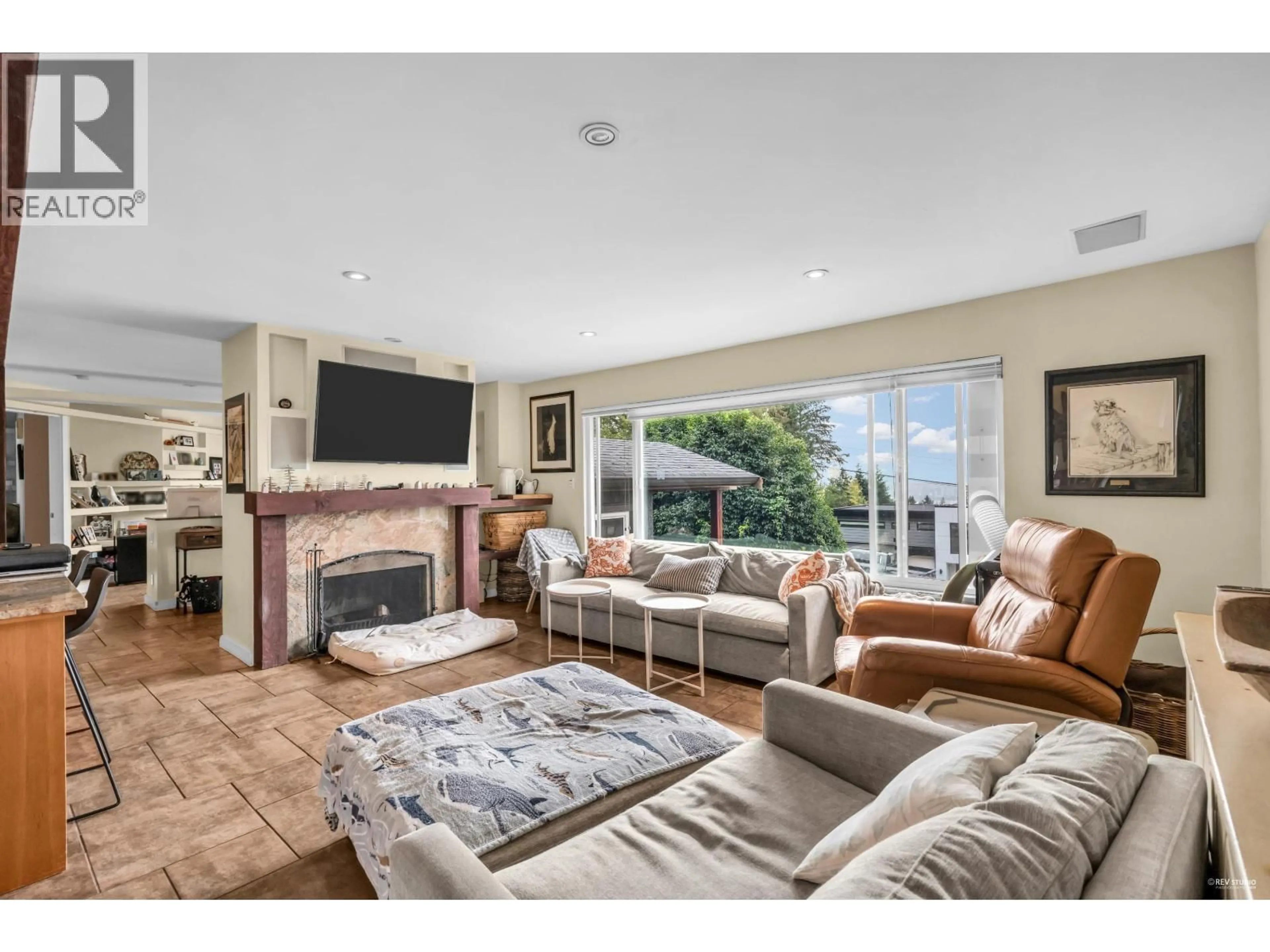 Living room with furniture, unknown for 562 ALPINE COURT, North Vancouver British Columbia V7R2L6