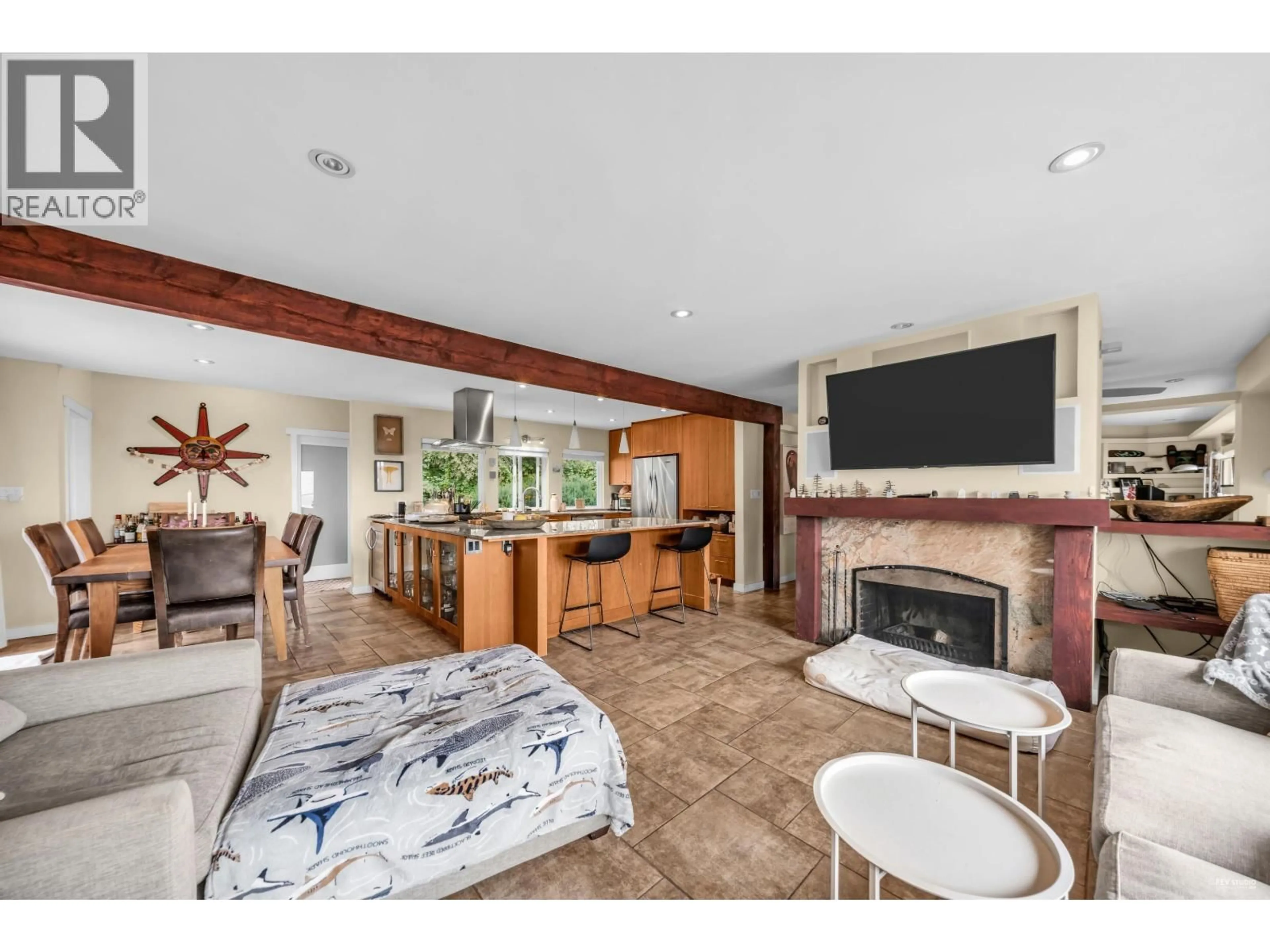 Open concept kitchen, ceramic/tile floor for 562 ALPINE COURT, North Vancouver British Columbia V7R2L6