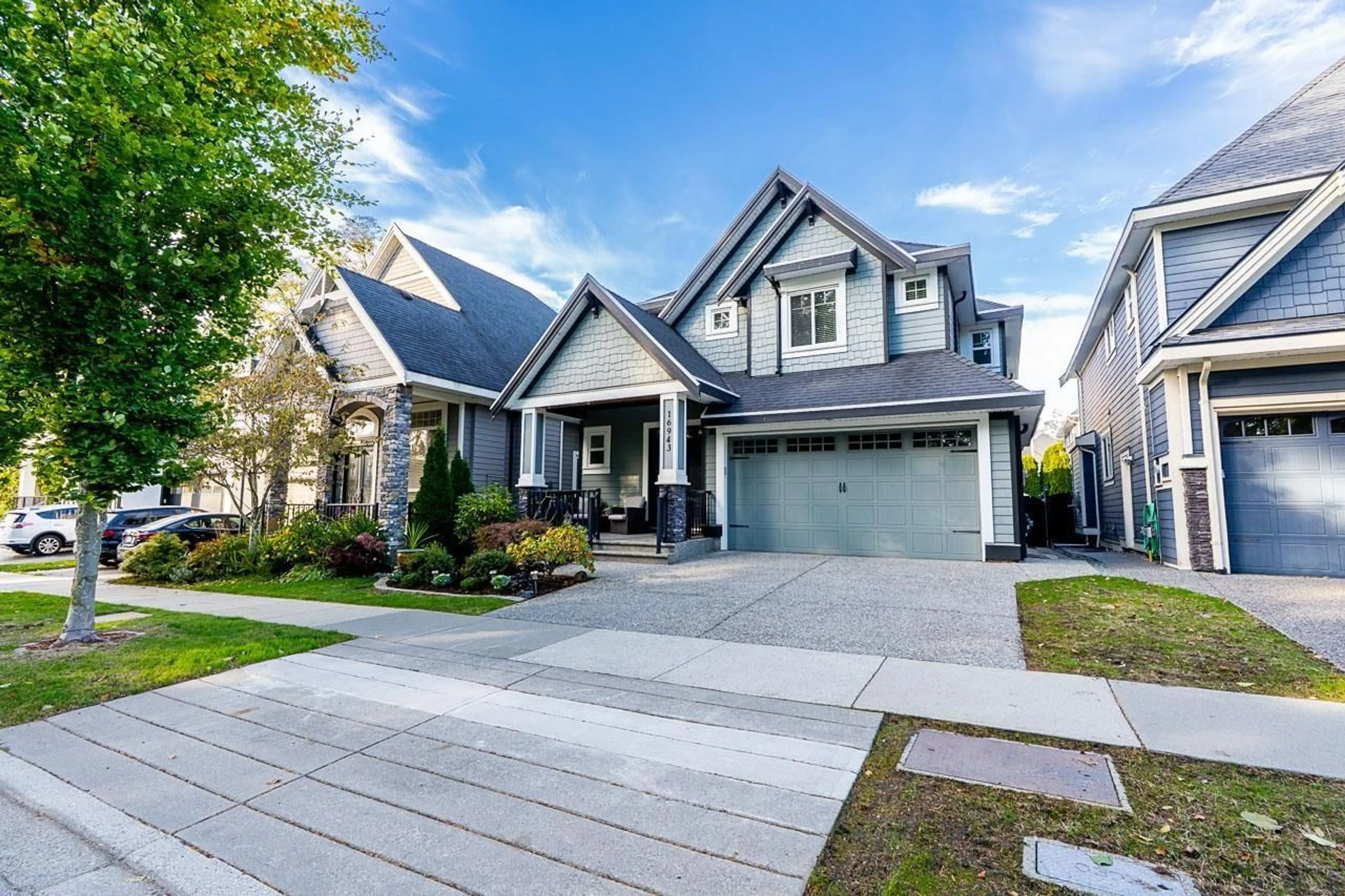 Home with vinyl exterior material, street for 16943 0A, Surrey British Columbia V3Z9N9