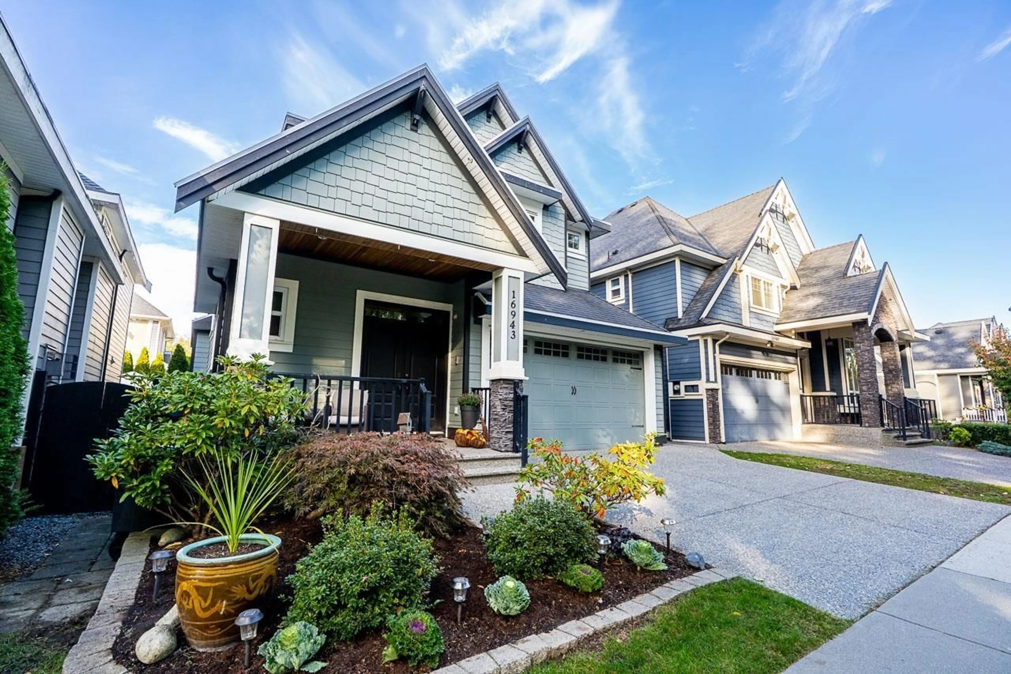 Home with vinyl exterior material, street for 16943 0A, Surrey British Columbia V3Z9N9