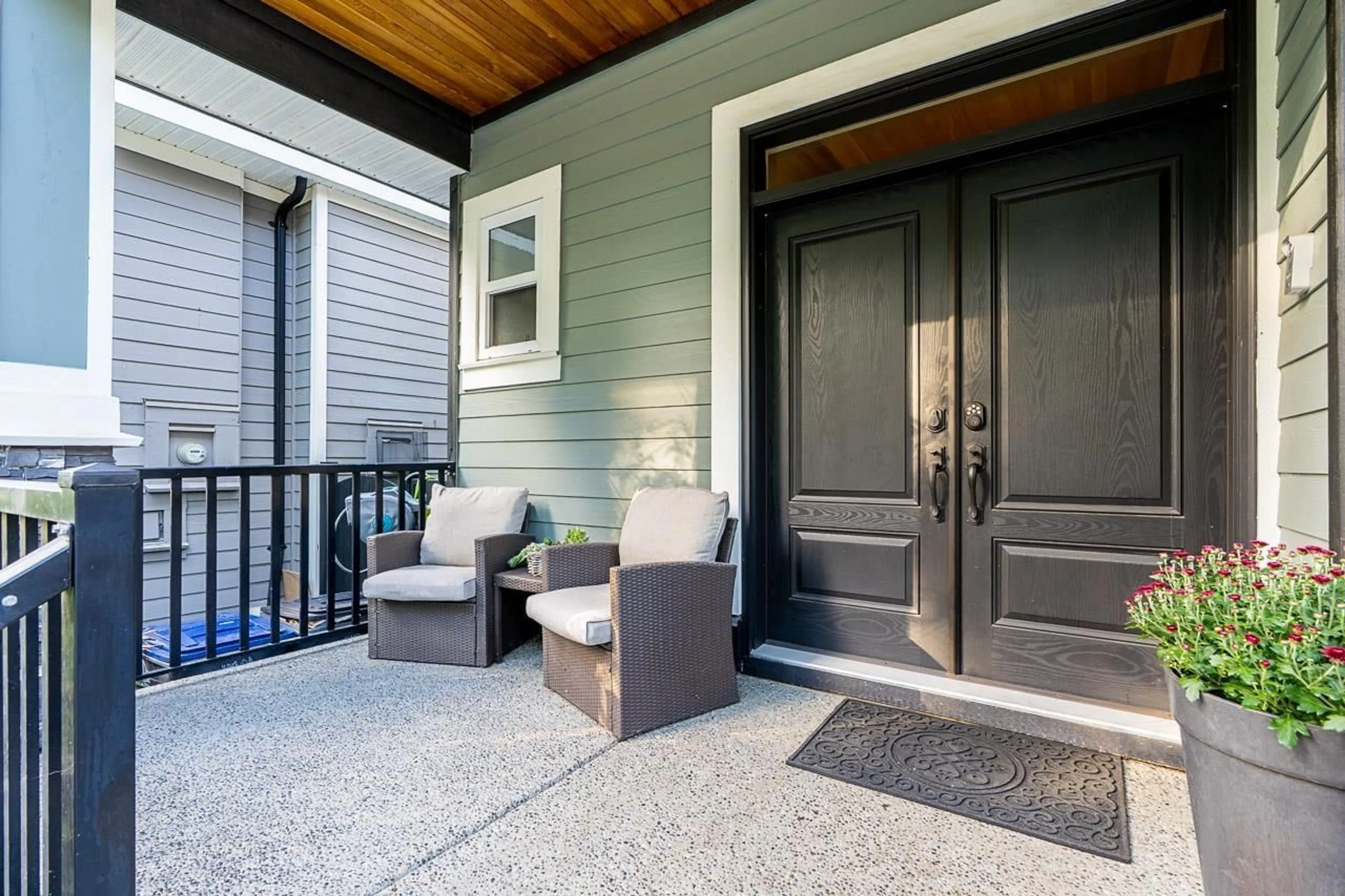 Indoor entryway for 16943 0A, Surrey British Columbia V3Z9N9