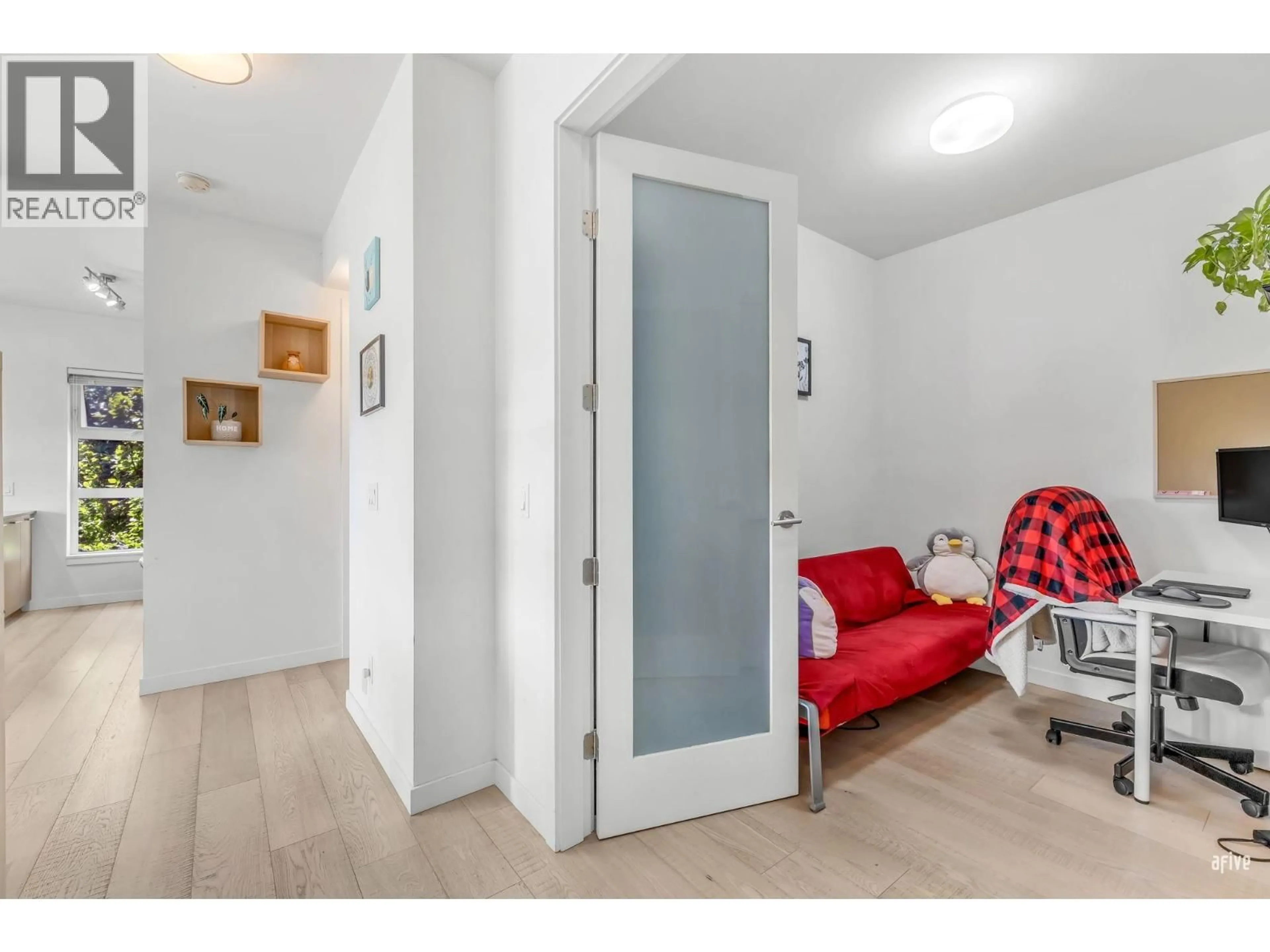 Indoor entryway for 206 - 215 BROOKES STREET, New Westminster British Columbia V3M0G5