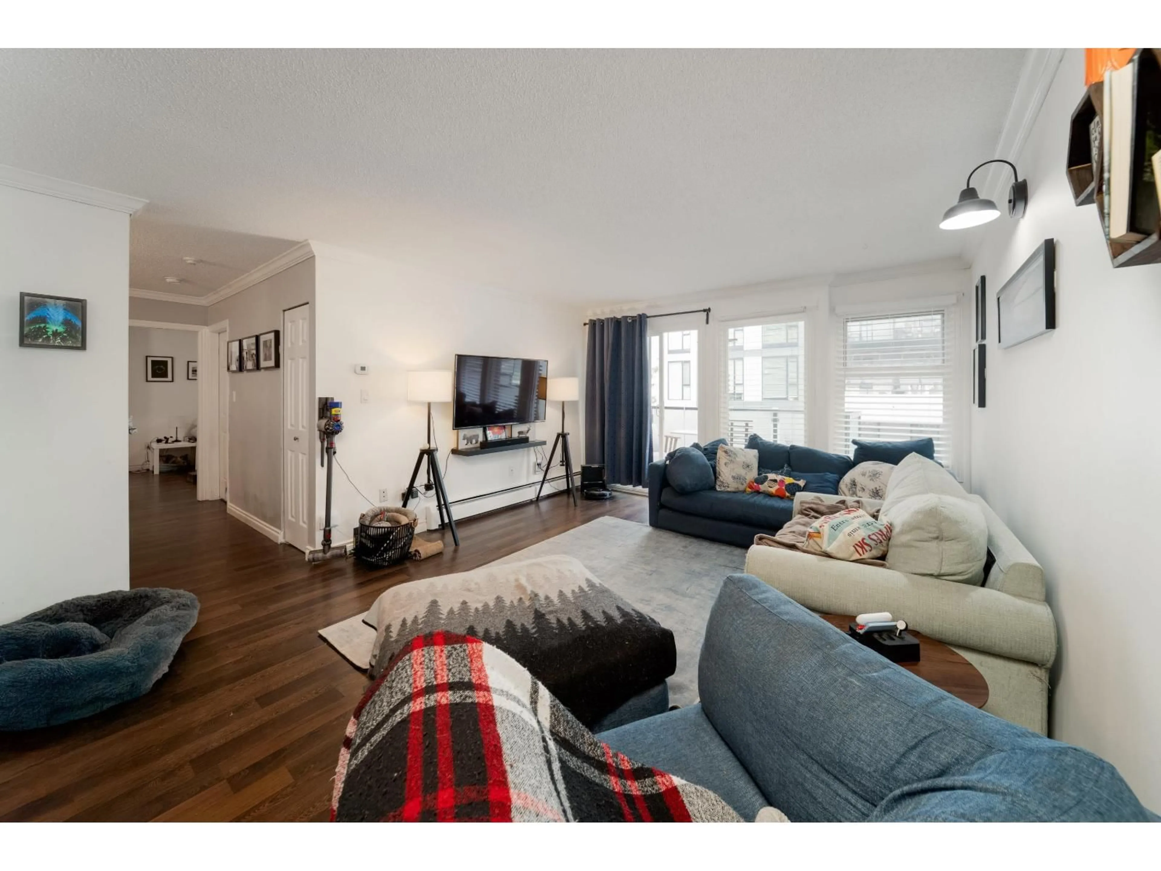 Living room with furniture, wood/laminate floor for 206 - 1850 SOUTHMERE EAST, Surrey British Columbia V4A6Y6